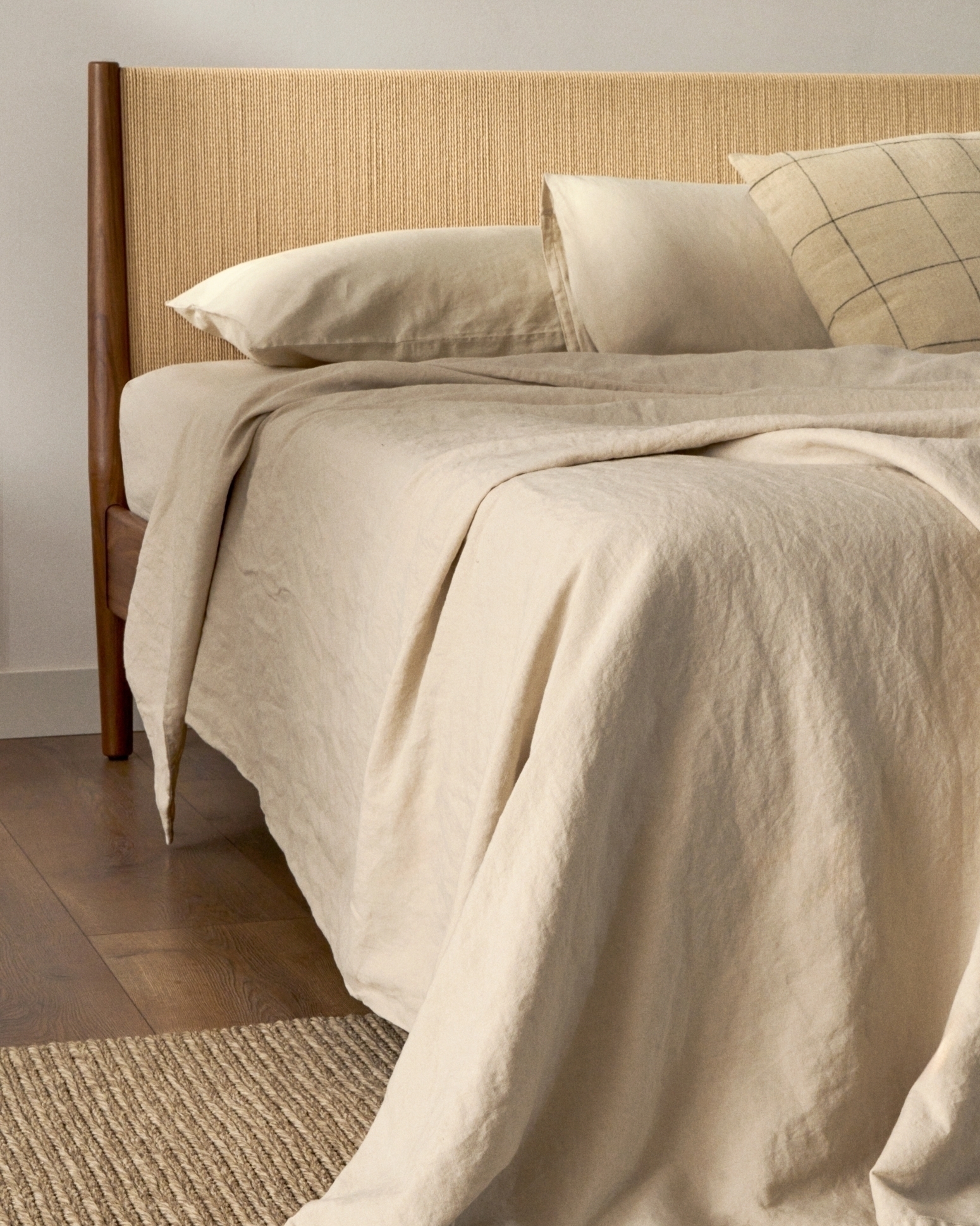 Кровать Elan из шпона и массива ореха со шнуром 180 x 200 La Forma (ex Julia Grup)