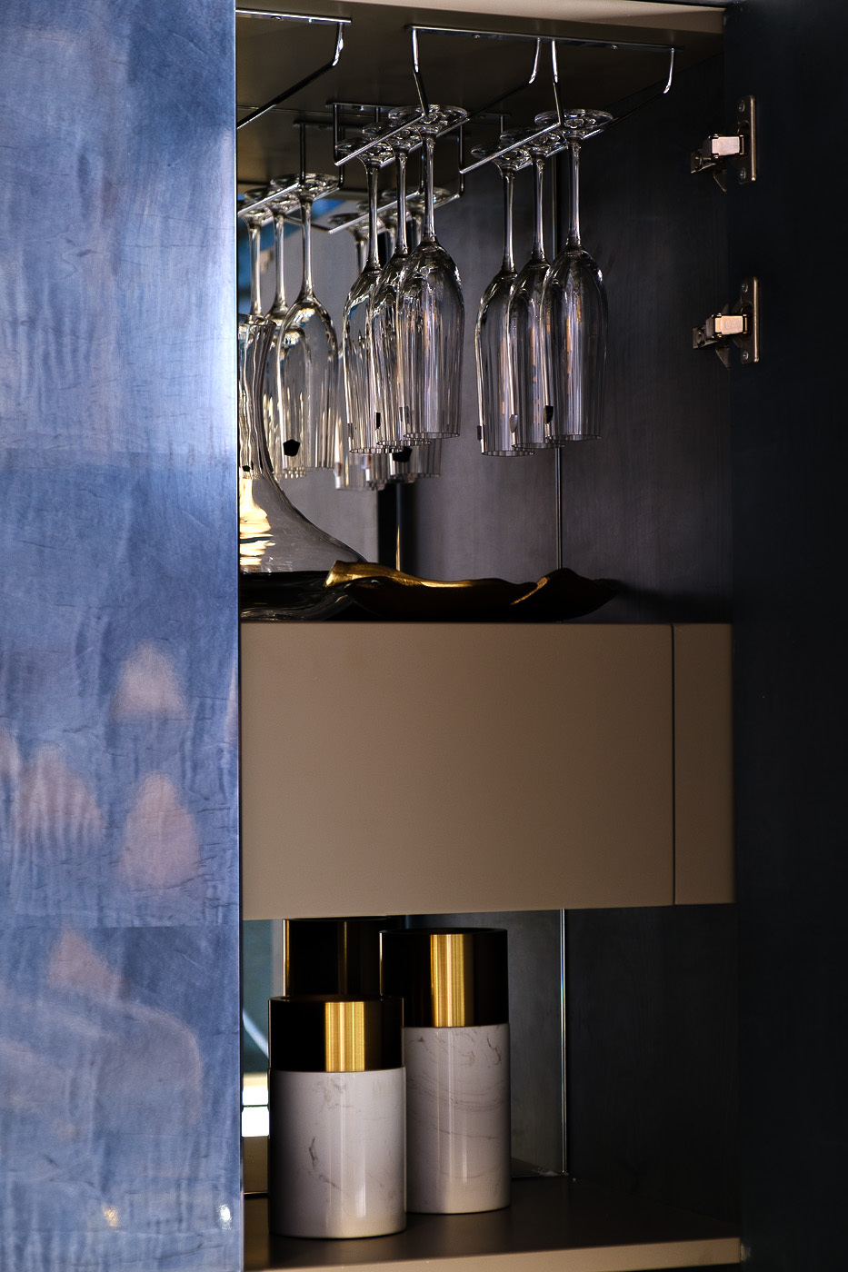 Комод высокий Chivaz с искусственным мрамором Garda Decor 58DB-CHH20047