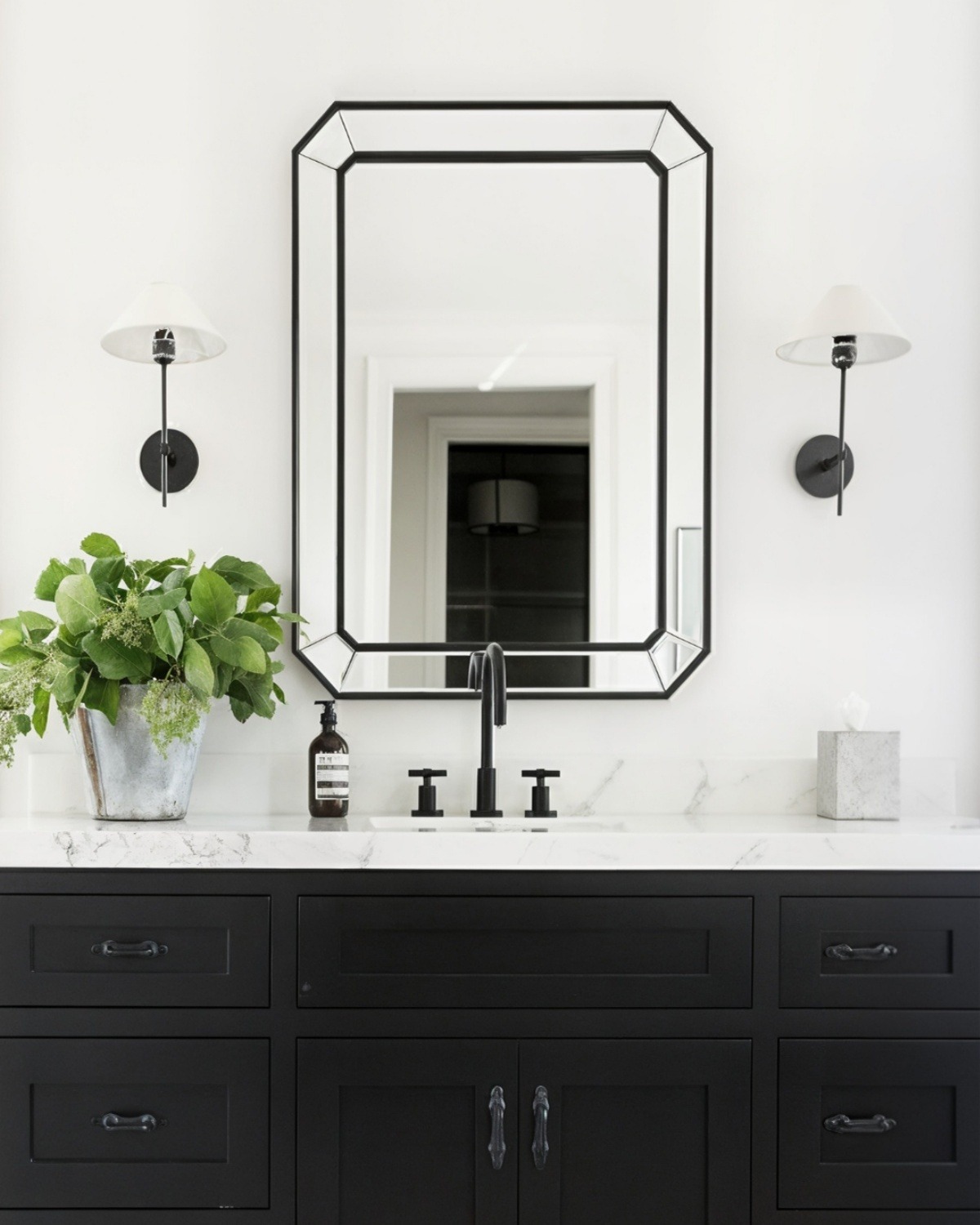 Зеркало в черной раме Леннокс Louvre Home DWM557PND