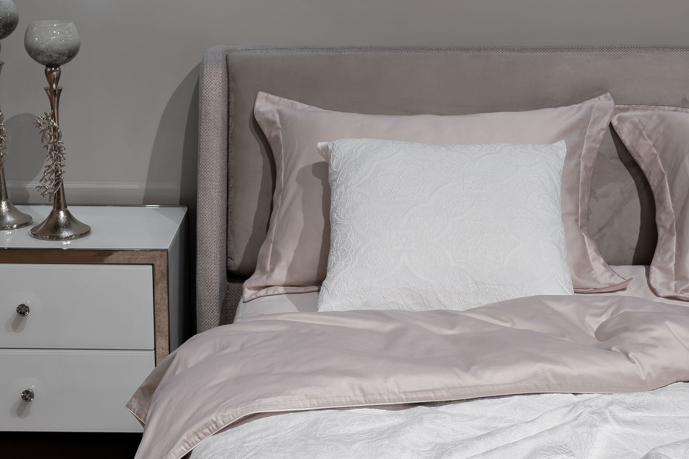 Наволочка декоративная "Тиара" 50х50см белая Garda Decor 16AMR-NS5050-NAV BEL