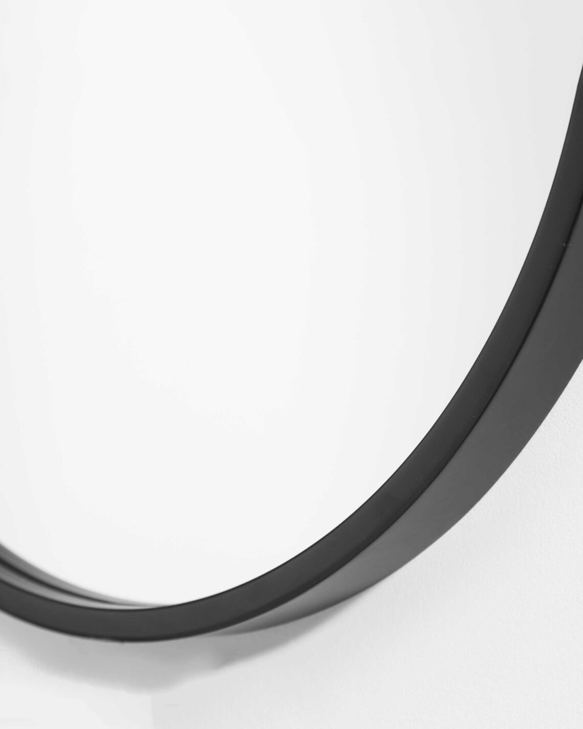 Чёрное настенное зеркало Хоггарт Louvre Home LHDWM020124RJ