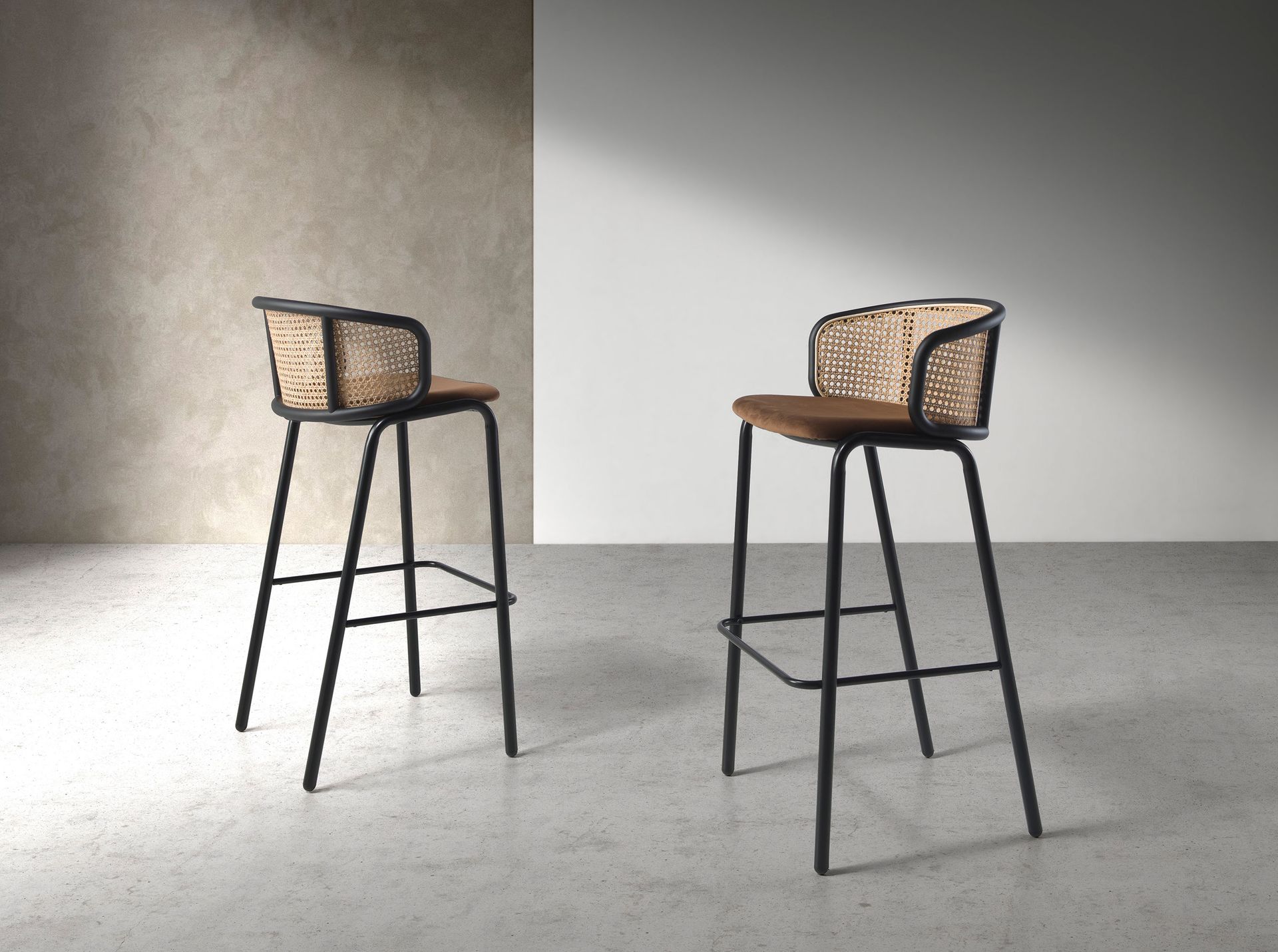 Барный стул 4128/BS-1698A из коричневого бархата и ротанга Angel Cerda