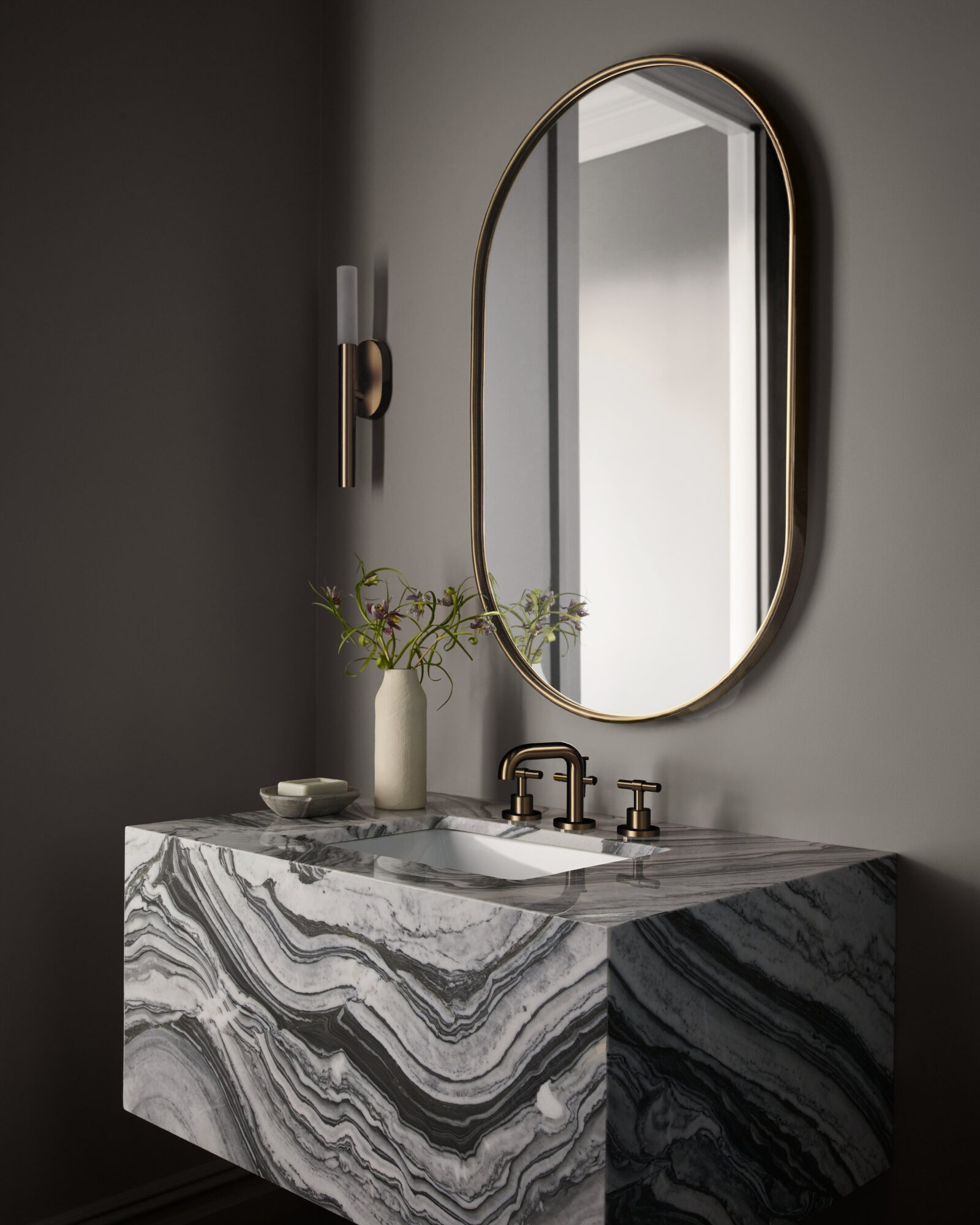 Золотое овальное зеркало Рейли Louvre Home DWM190824PND