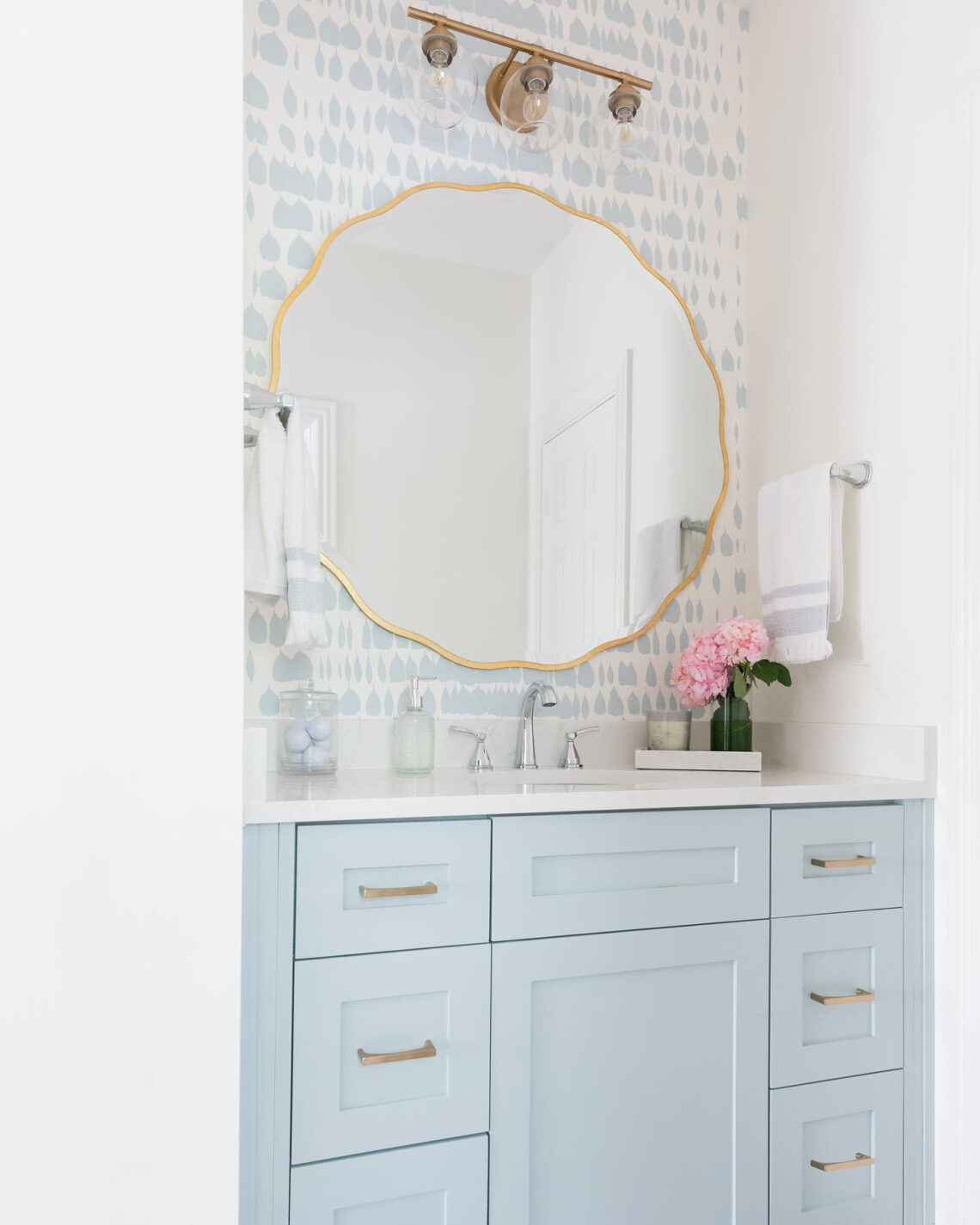 Золотое настенное зеркало Бонни Louvre Home LHDWM311223RJ