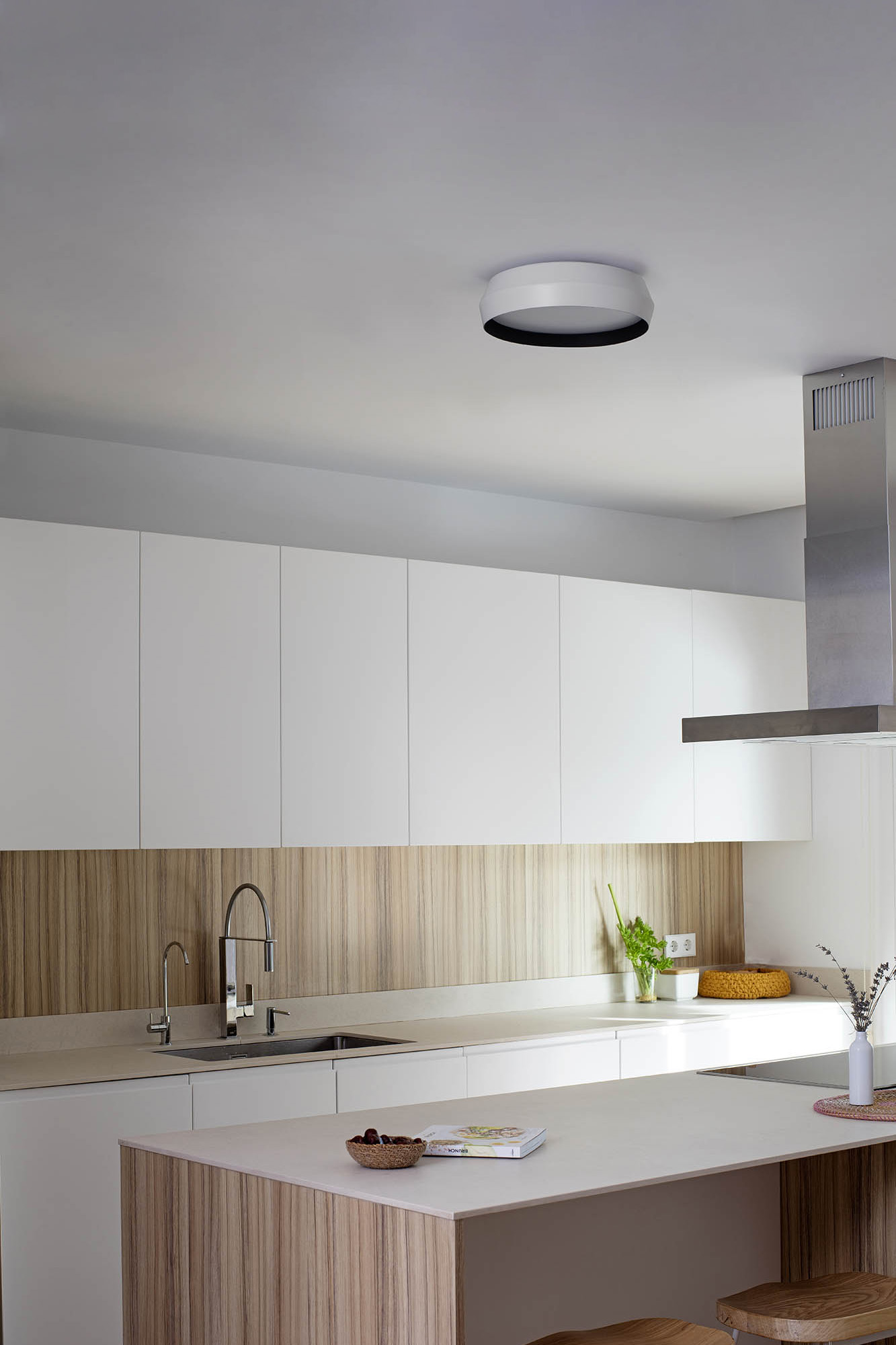 Shoku 350 Настенный/потолочный светильник белый/черный LED 24W 2700K DIM Faro