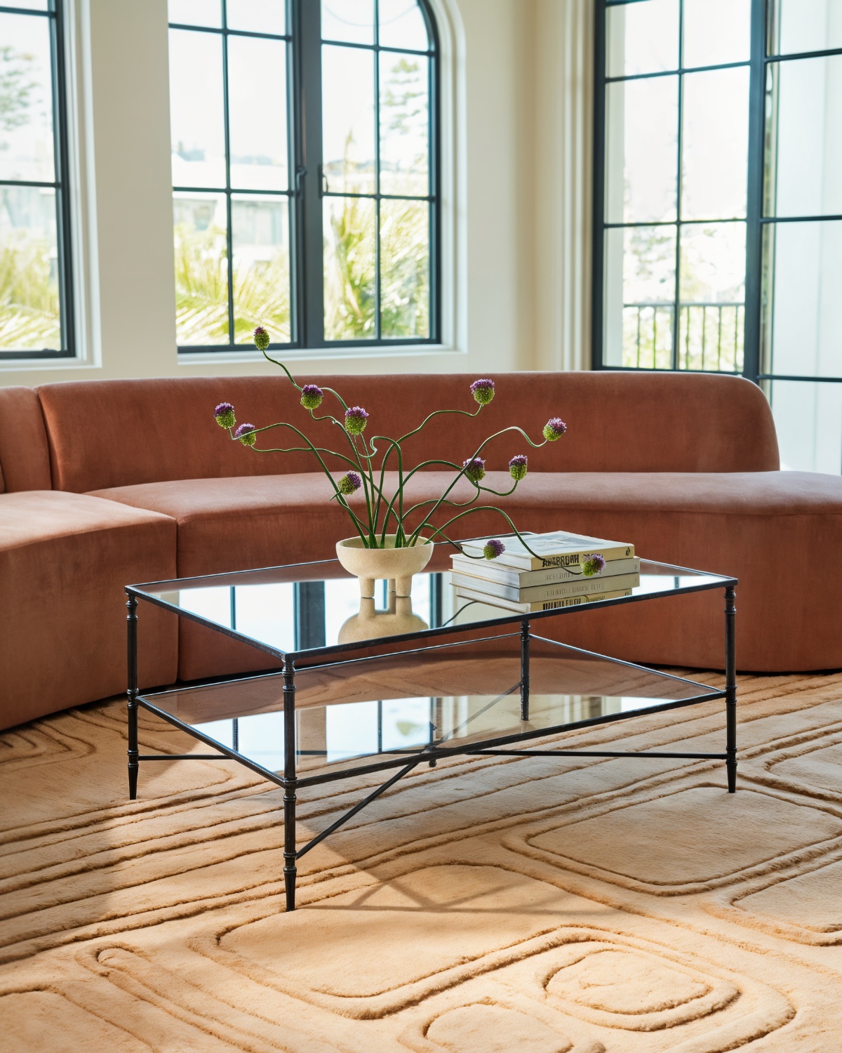 Черный журнальный столик Хьюго Louvre Home LHFCT04927RJ