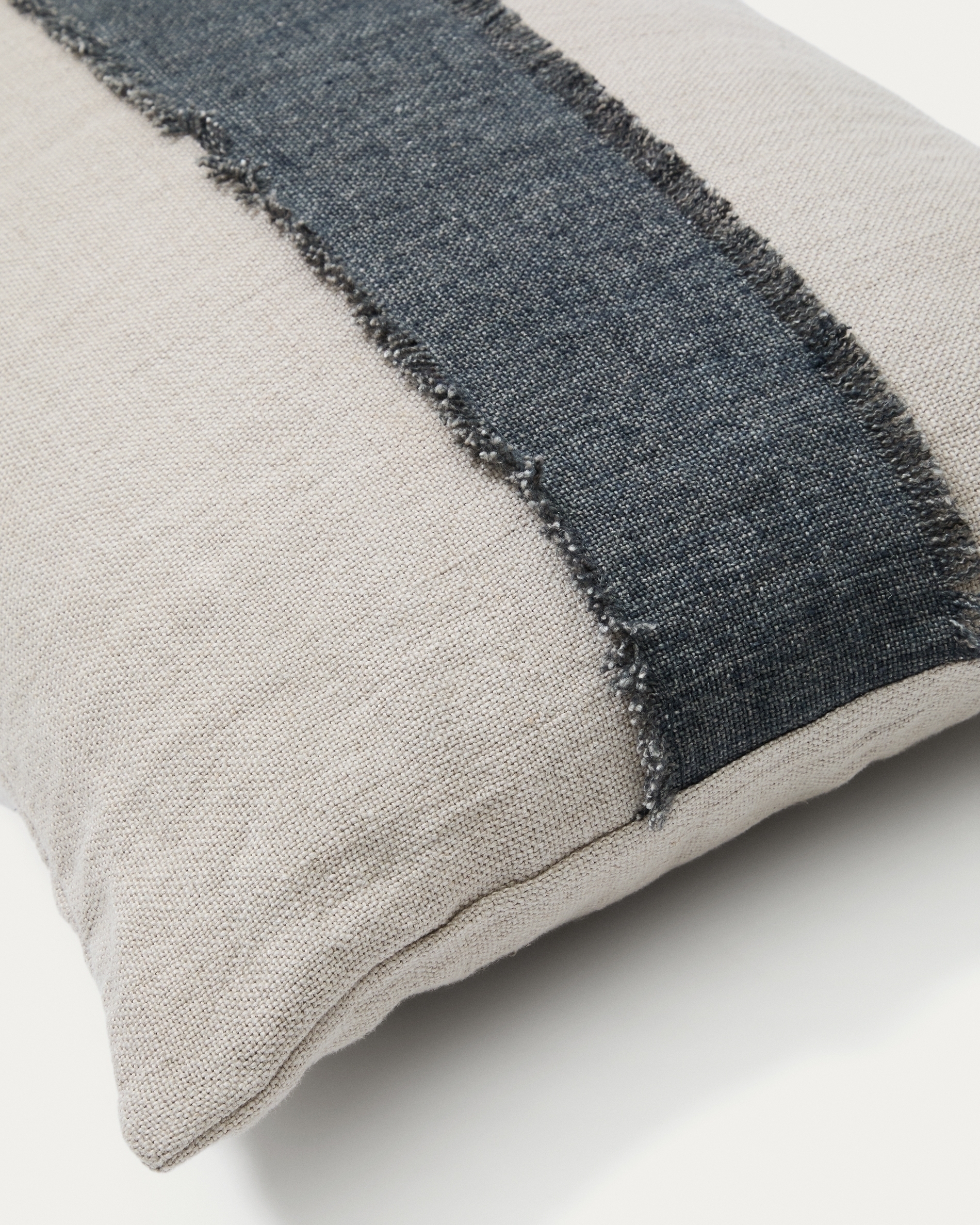 Чехол на подушку Daf из 100% льна бежево-серый с бахромой, 40 x 60 La Forma (ex Julia Grup)