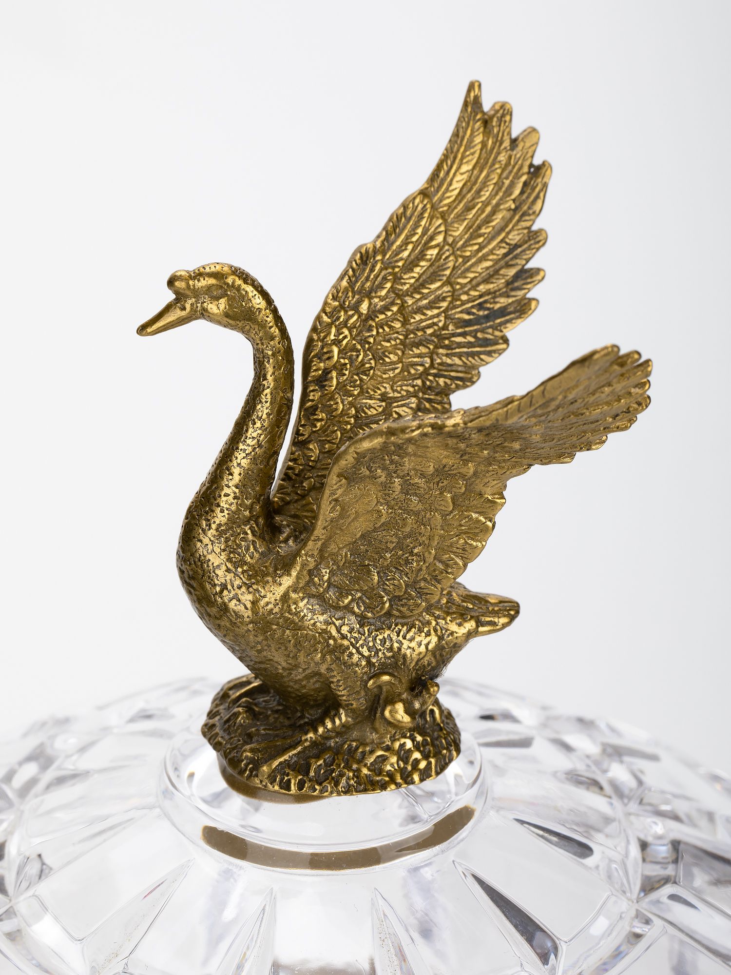 Конфетница с лебедем и бабочками Glasar HGL482/GLASS