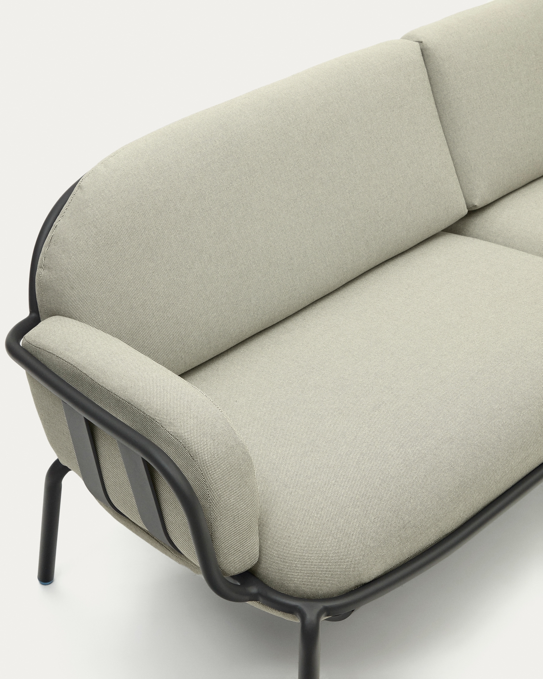 Трехместный уличный диван Joncols бежевый с графитовыми алюминиевыми ножками 225 см La Forma 480965