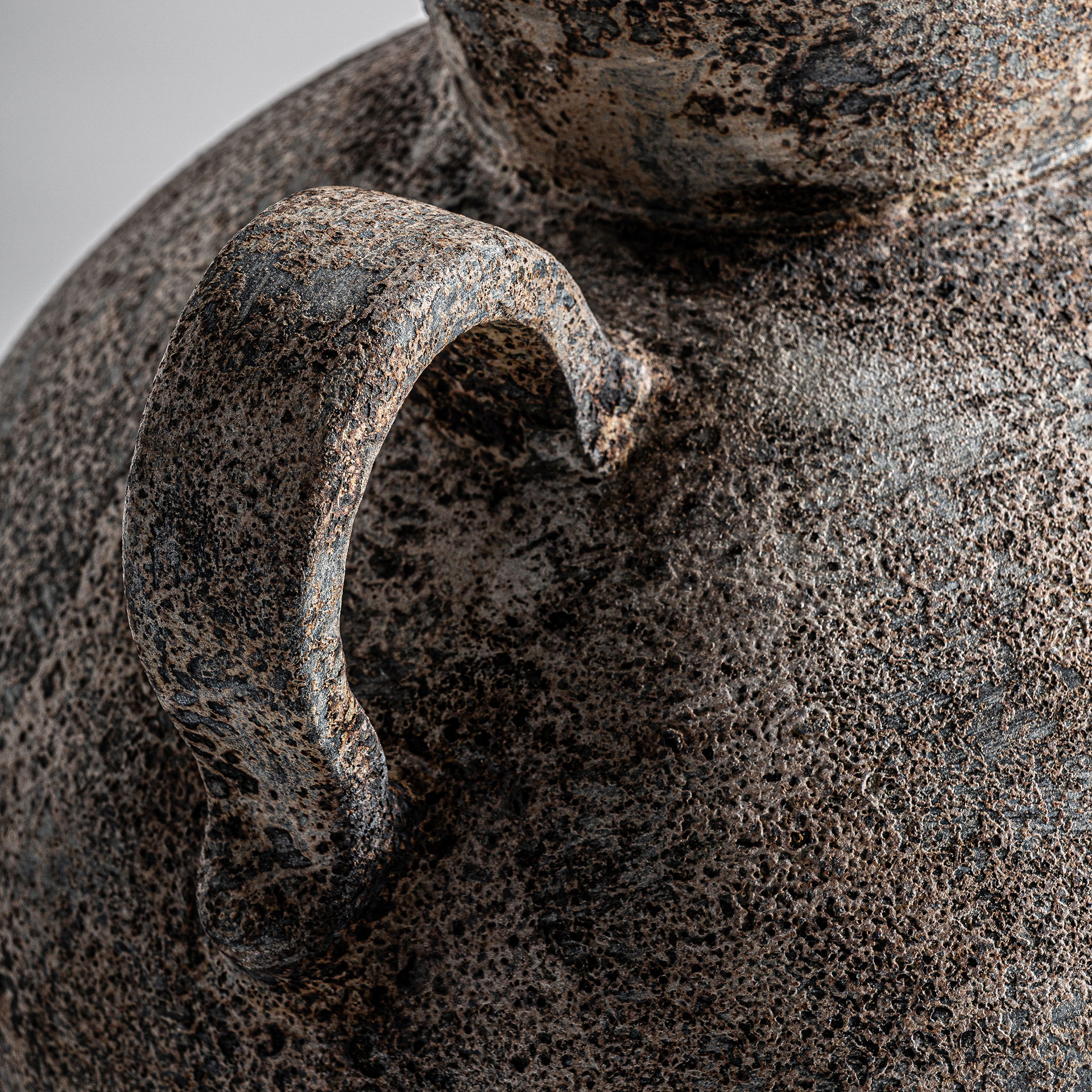 Ваза-амфора LOVECH Vical