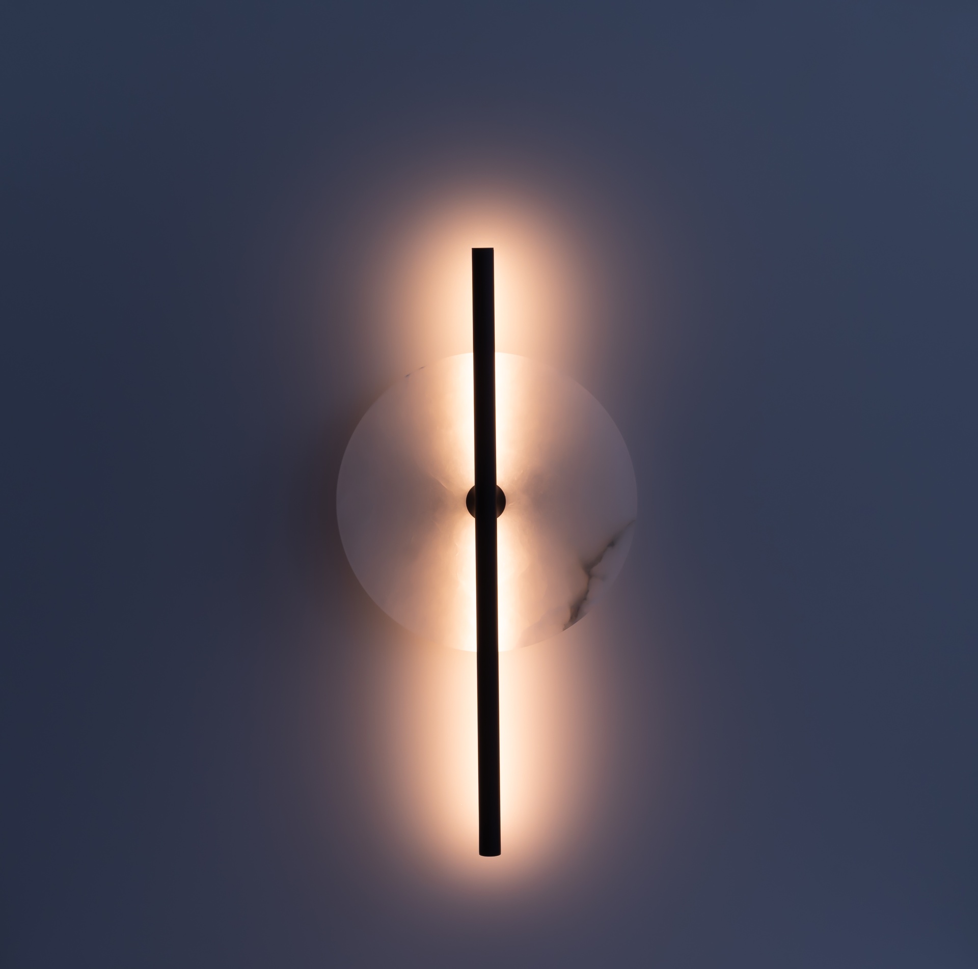 Бра Point черный металл с диском из белого мрамора Aromas del Campo