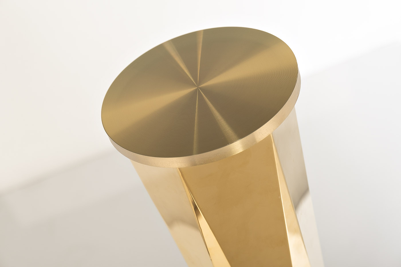 Стол обеденный круглый прозрачное стекло/золото Garda Decor GY-18074