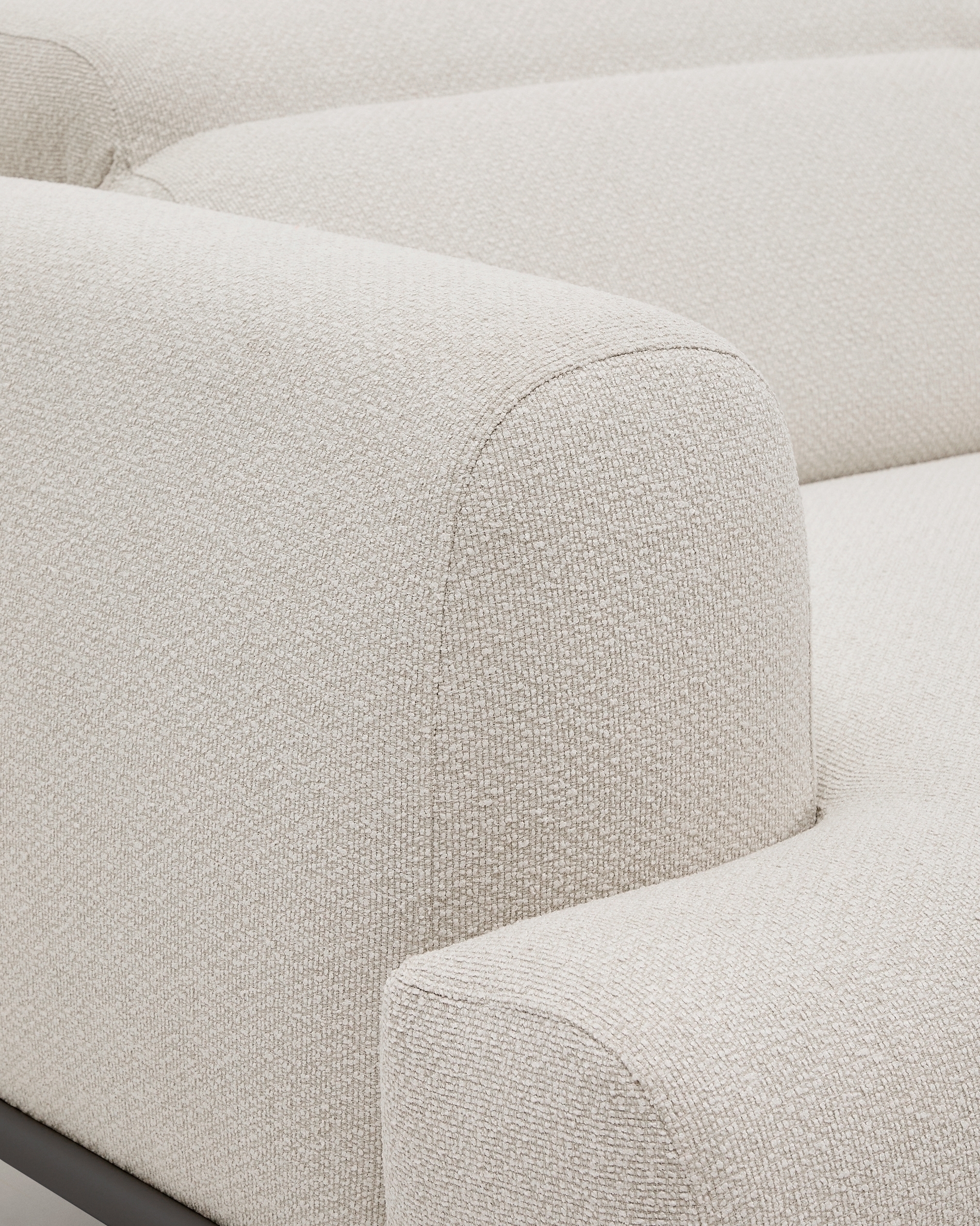 3-местный диван Aurum цвета экрю с откидывающимся подголовником La Forma (ex Julia Grup)