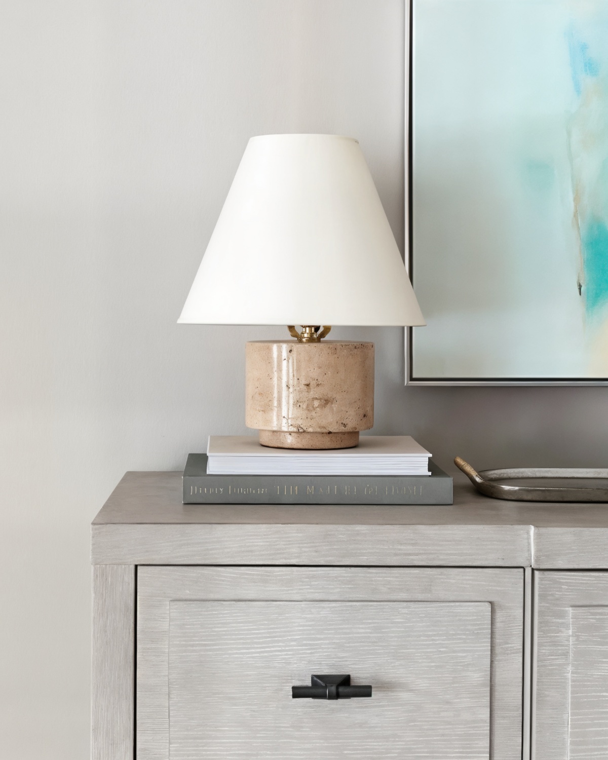 Бежевая настольная лампа Бронко из травертина Louvre Home LTL653587MGI