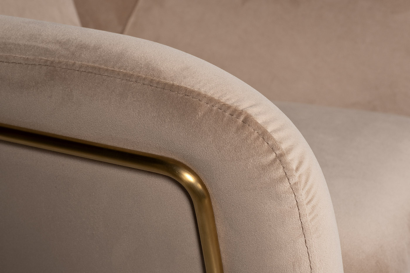 Кресло велюровое бежевое/матовое золото Garda Decor 46AS-AR2976-BG