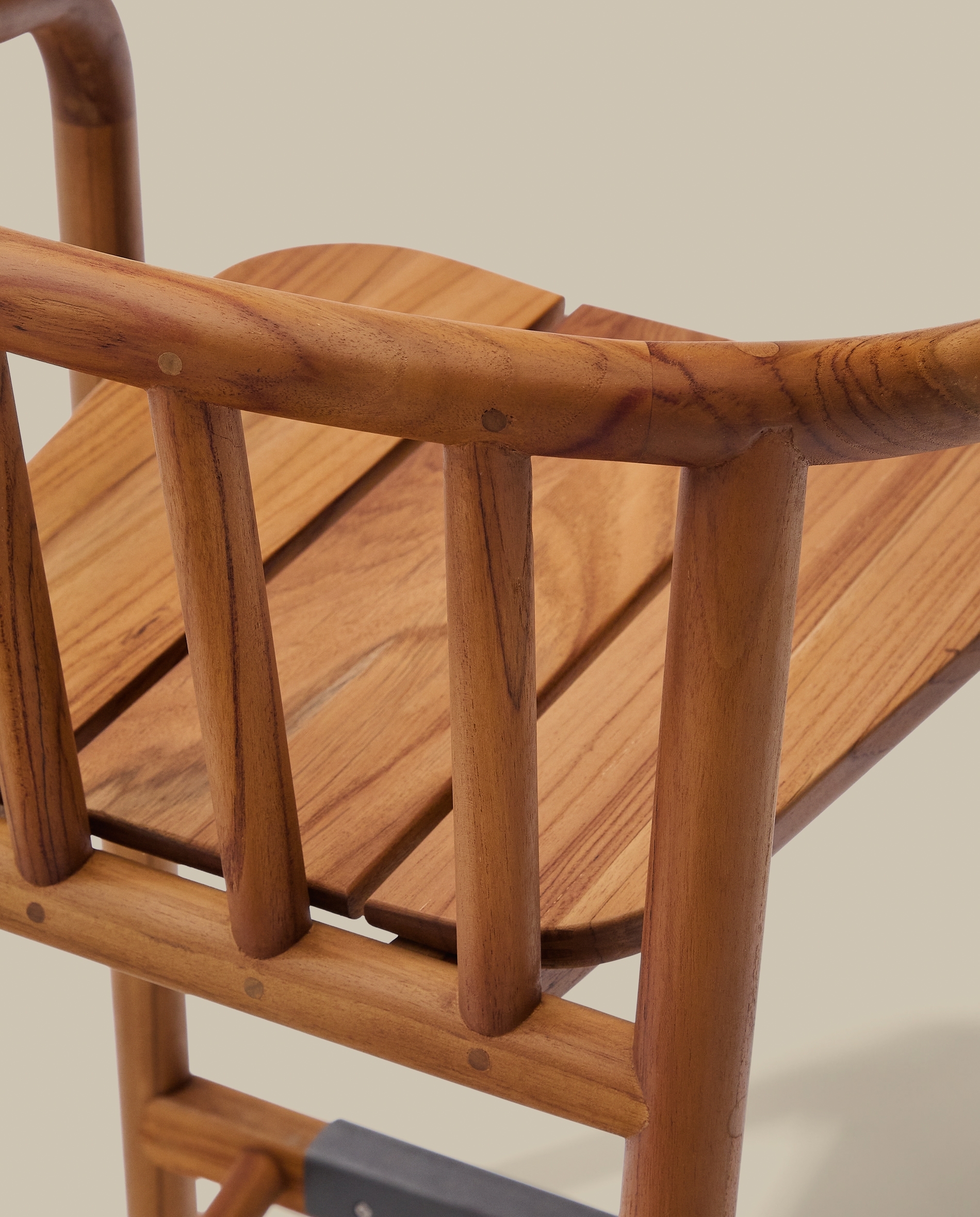 Полубарный стул для улицы Turqueta из дерева, высота 65 см La Forma 262111
