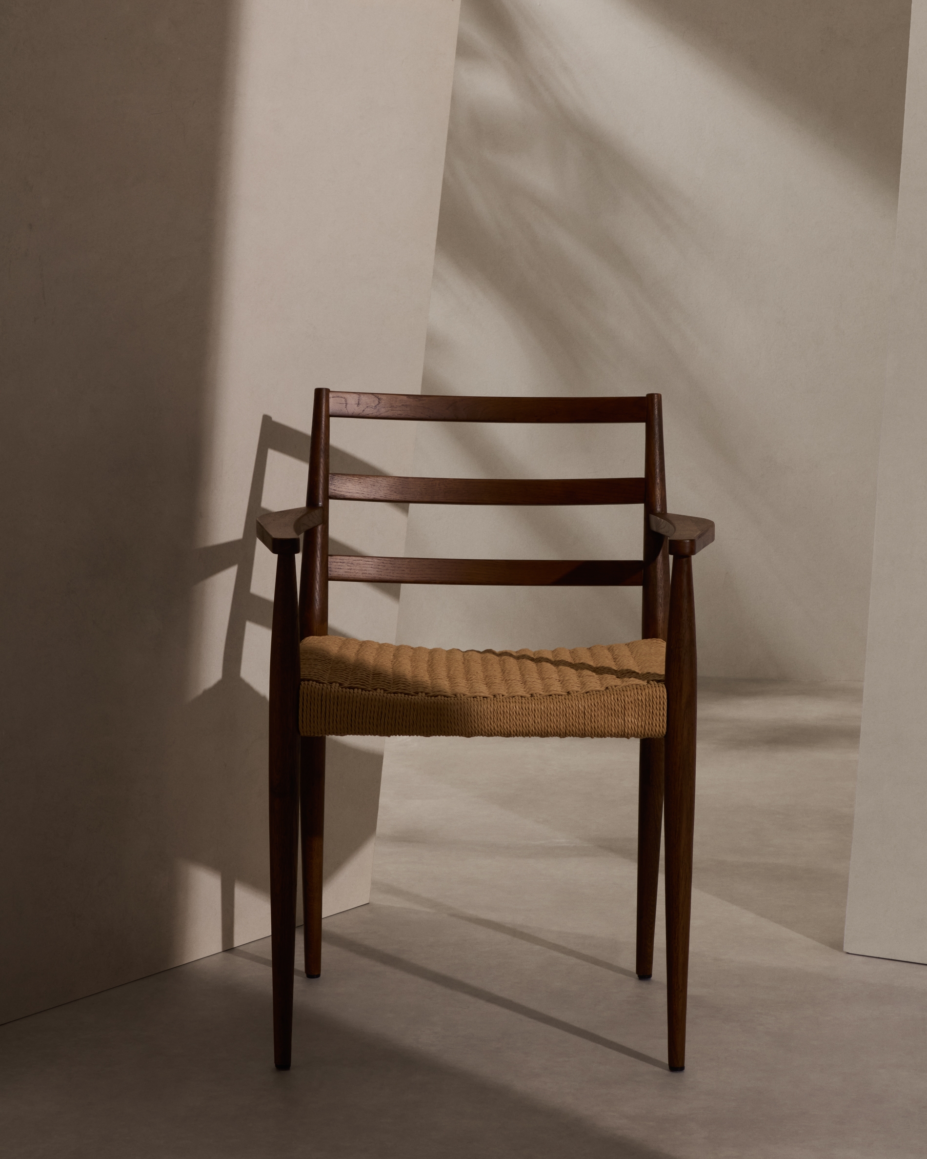 Analy Стул из массива дуба с отделкой под орех и сиденьем из веревки La Forma (ex Julia Grup)