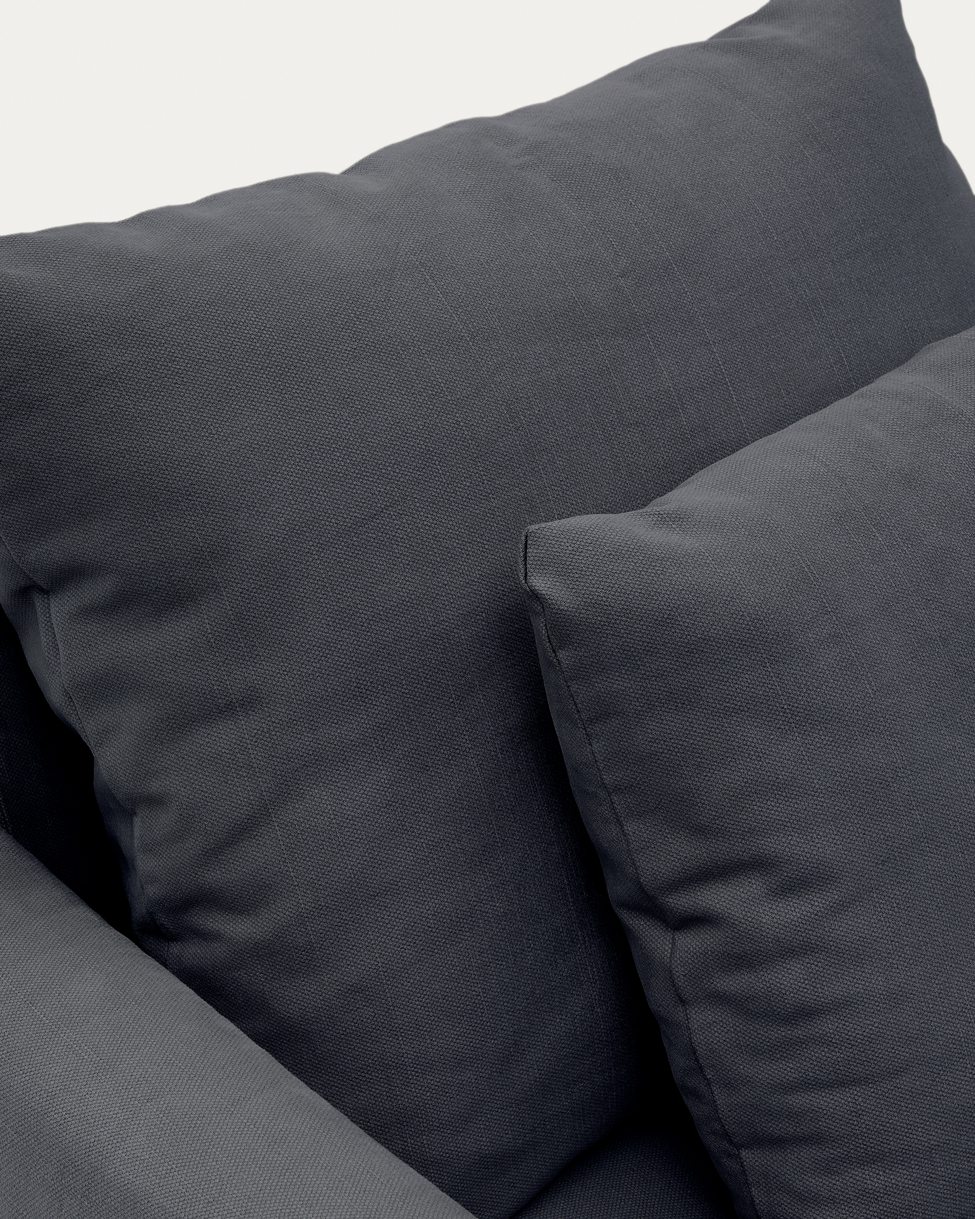 A cover designed to keep your Nora amchair in brand-new condition. Made from linen and cotton fabri La Forma 193958