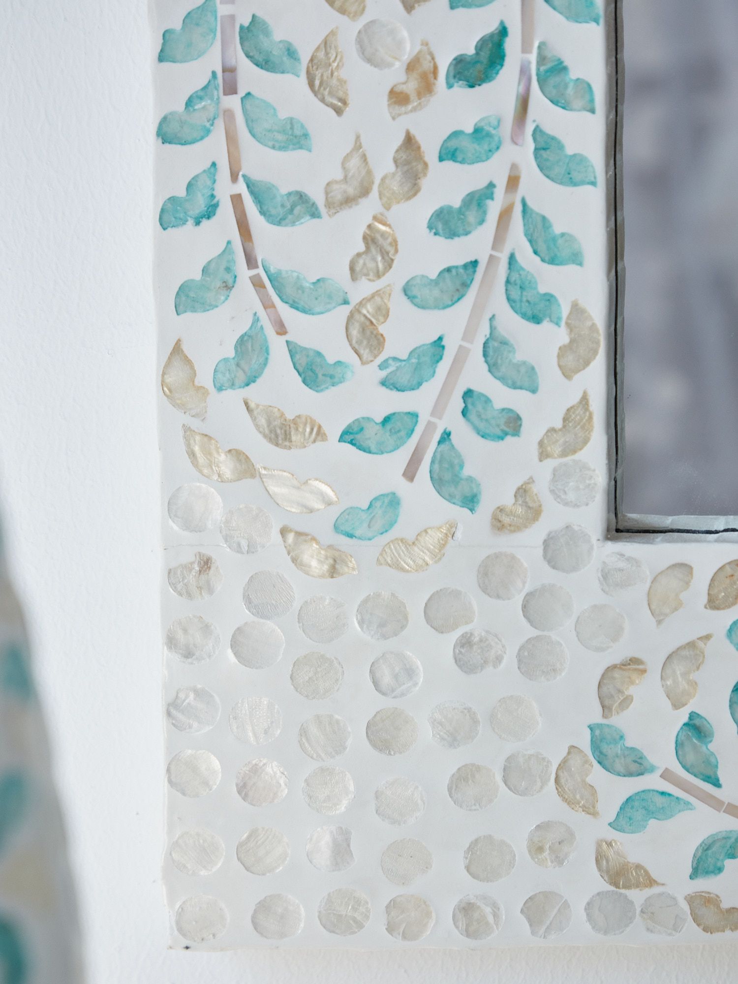 Зеркало настенное с отделкой раковинами устриц Glasar 67-033