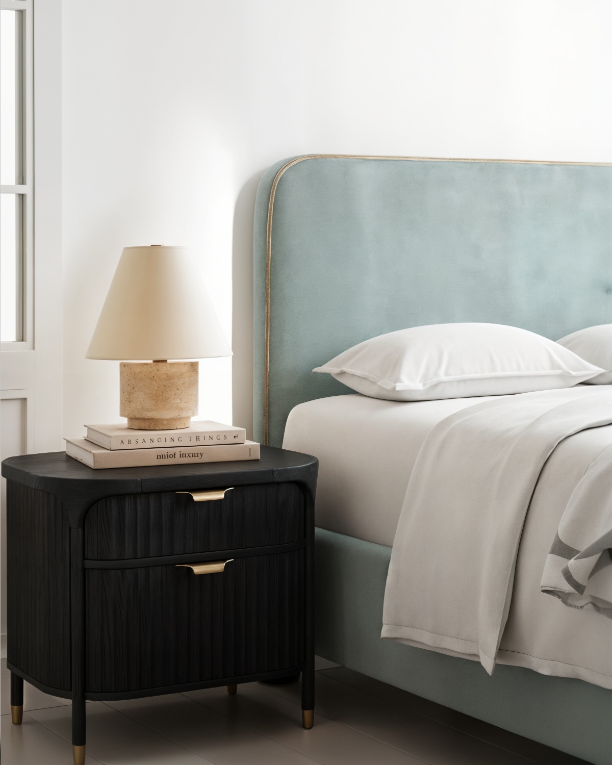 Бежевая настольная лампа Бронко из травертина Louvre Home LTL653587MGI