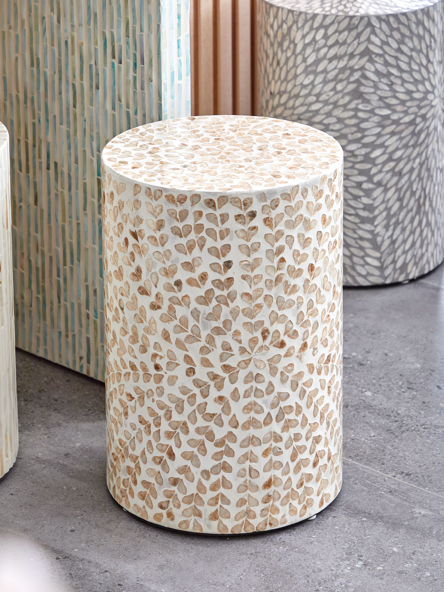 Столик акцентный с отделкой раковинами устриц Glasar 67-022