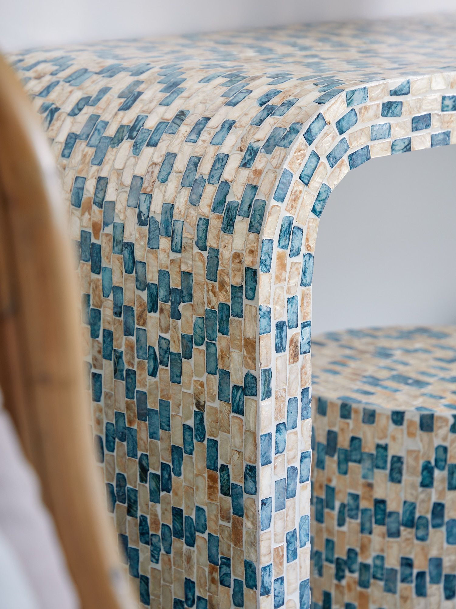 Консоль пристенная с отделкой раковинами устриц Glasar 67-011