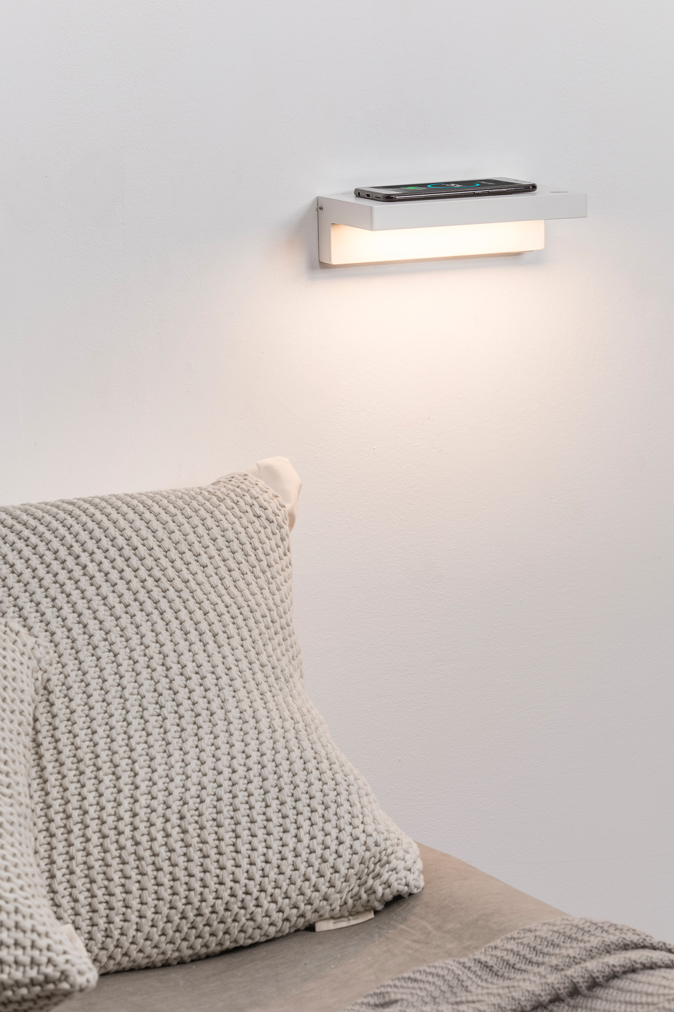 Бра Well с беспроводной зарядкой +USB Faro