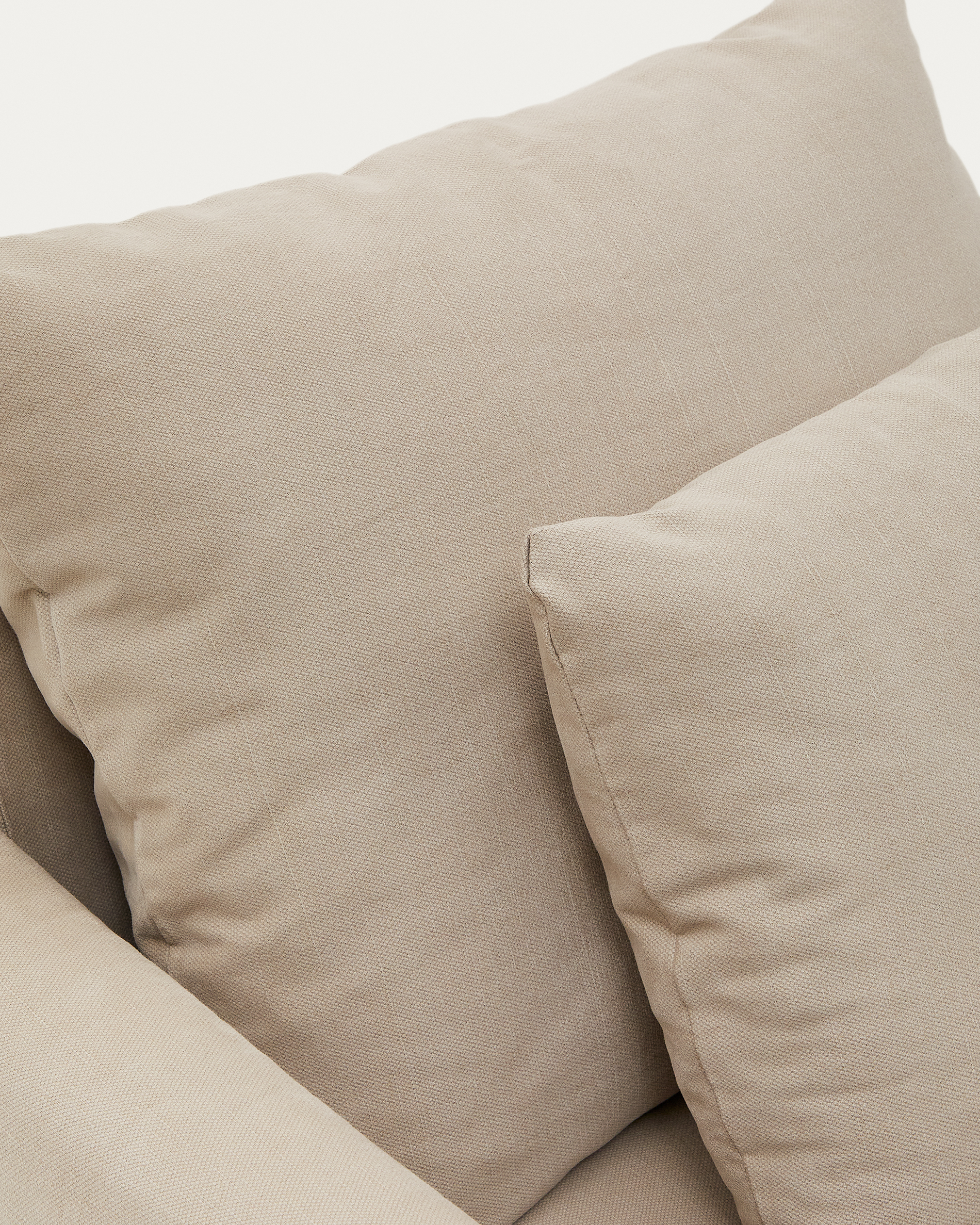 A cover designed to kep your Nora armchair in brand-new condition. Made from linen and cotton fabri La Forma 192955