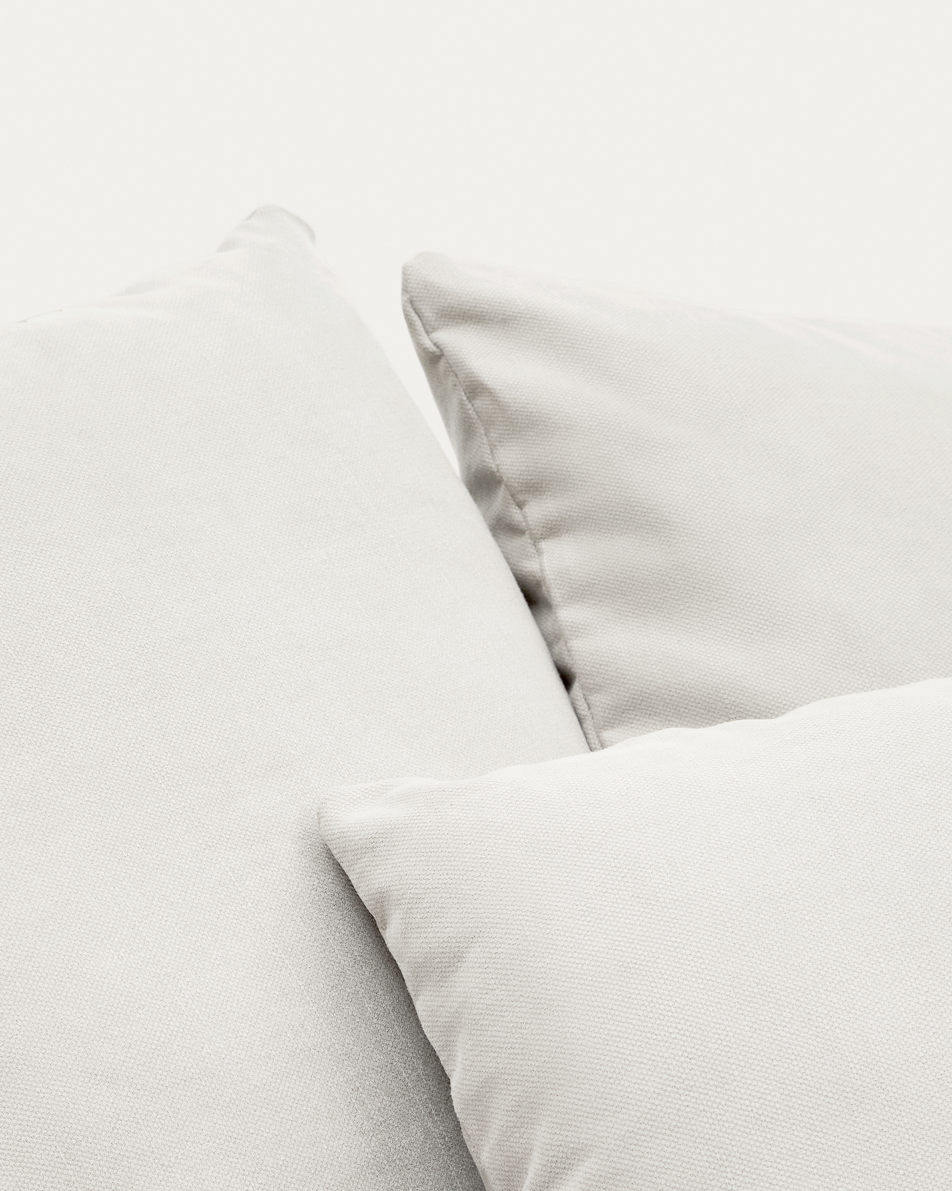 A cover designed to keep your Nora armchair in brand-new conition. Made from linen and cotton fabri La Forma 193964