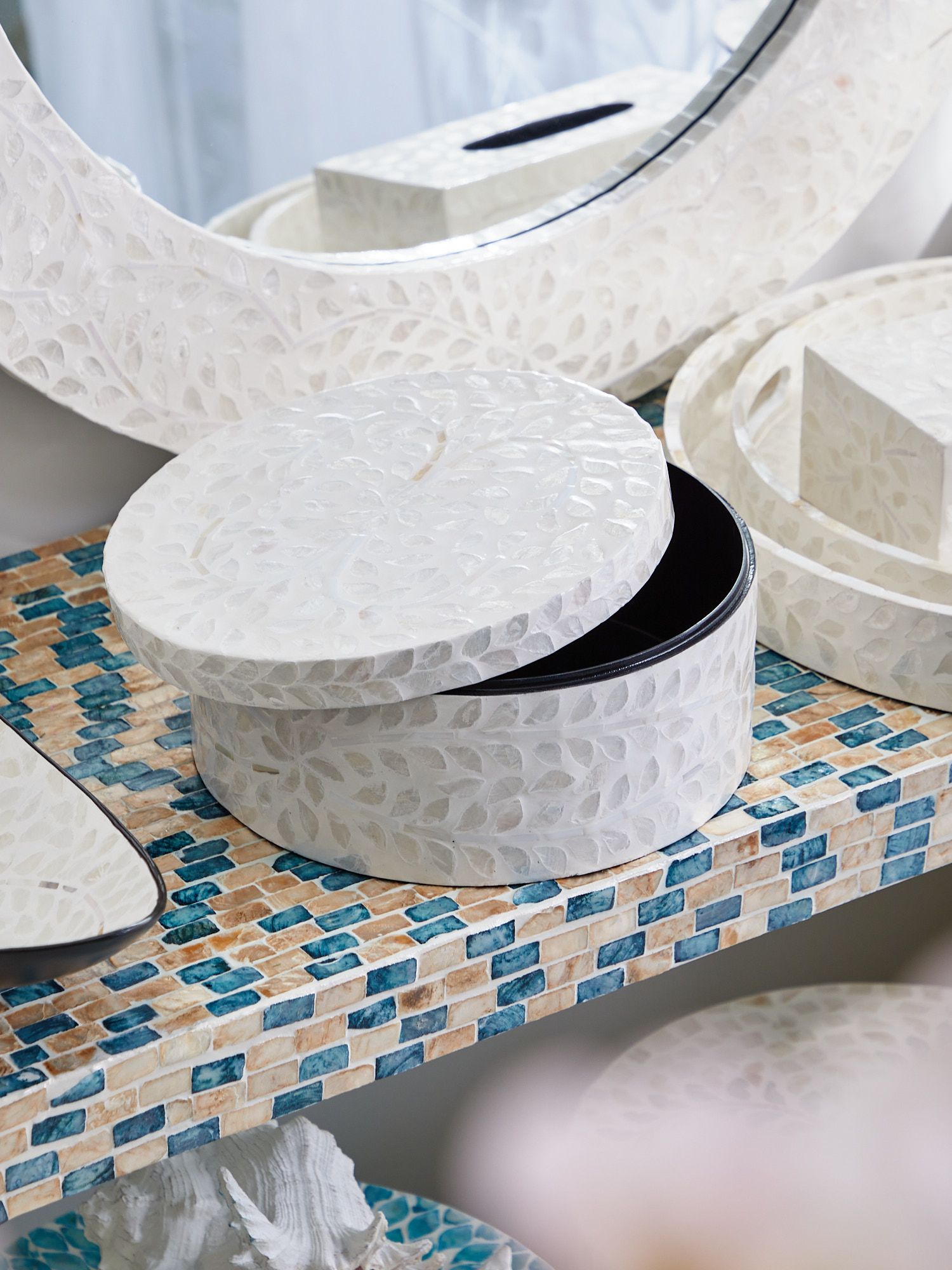 Шкатулка с отделкой раковинами устриц Glasar 67-001