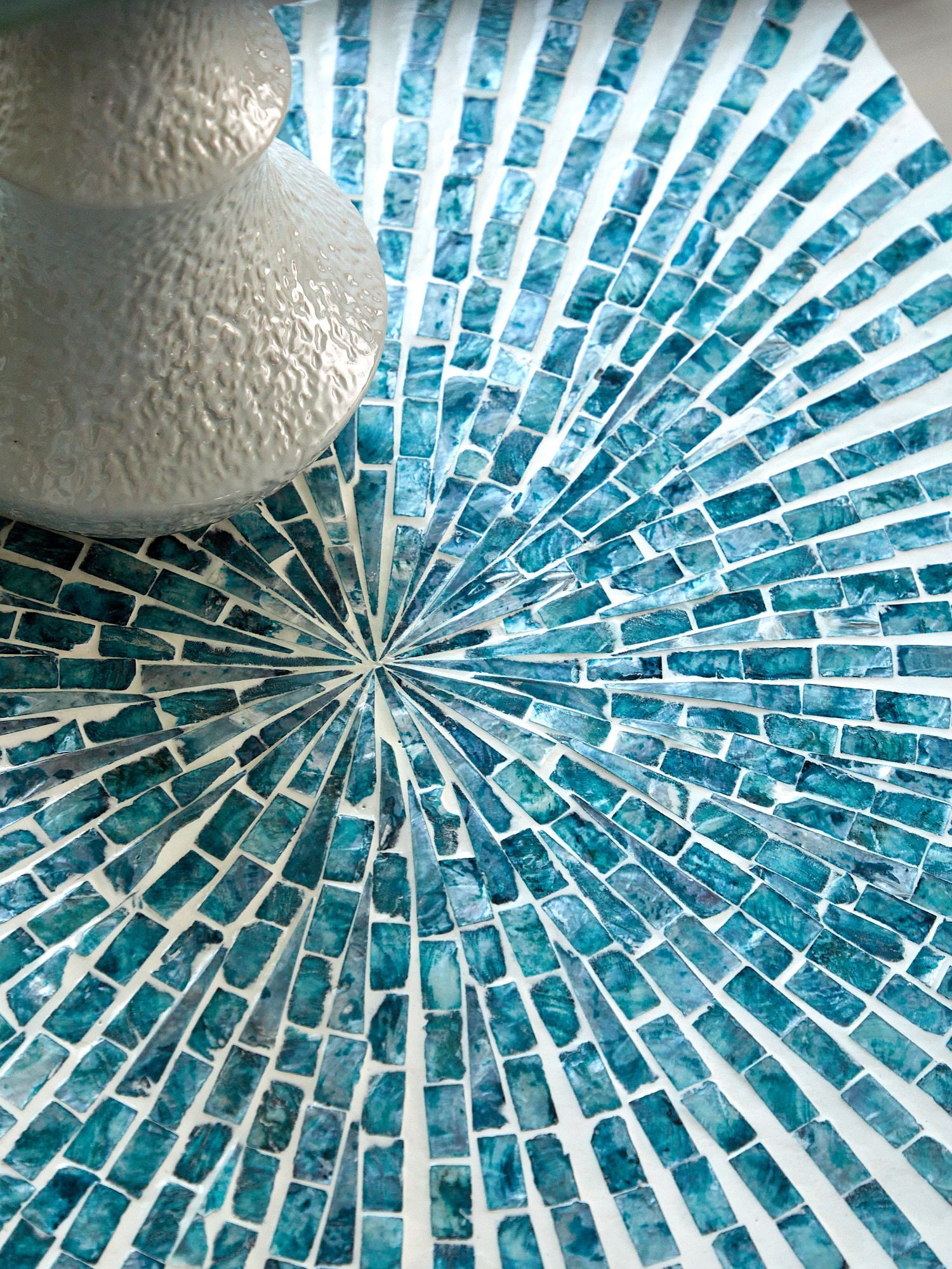 Столик акцентный с отделкой раковинами устриц Glasar 44826-BLUE/1