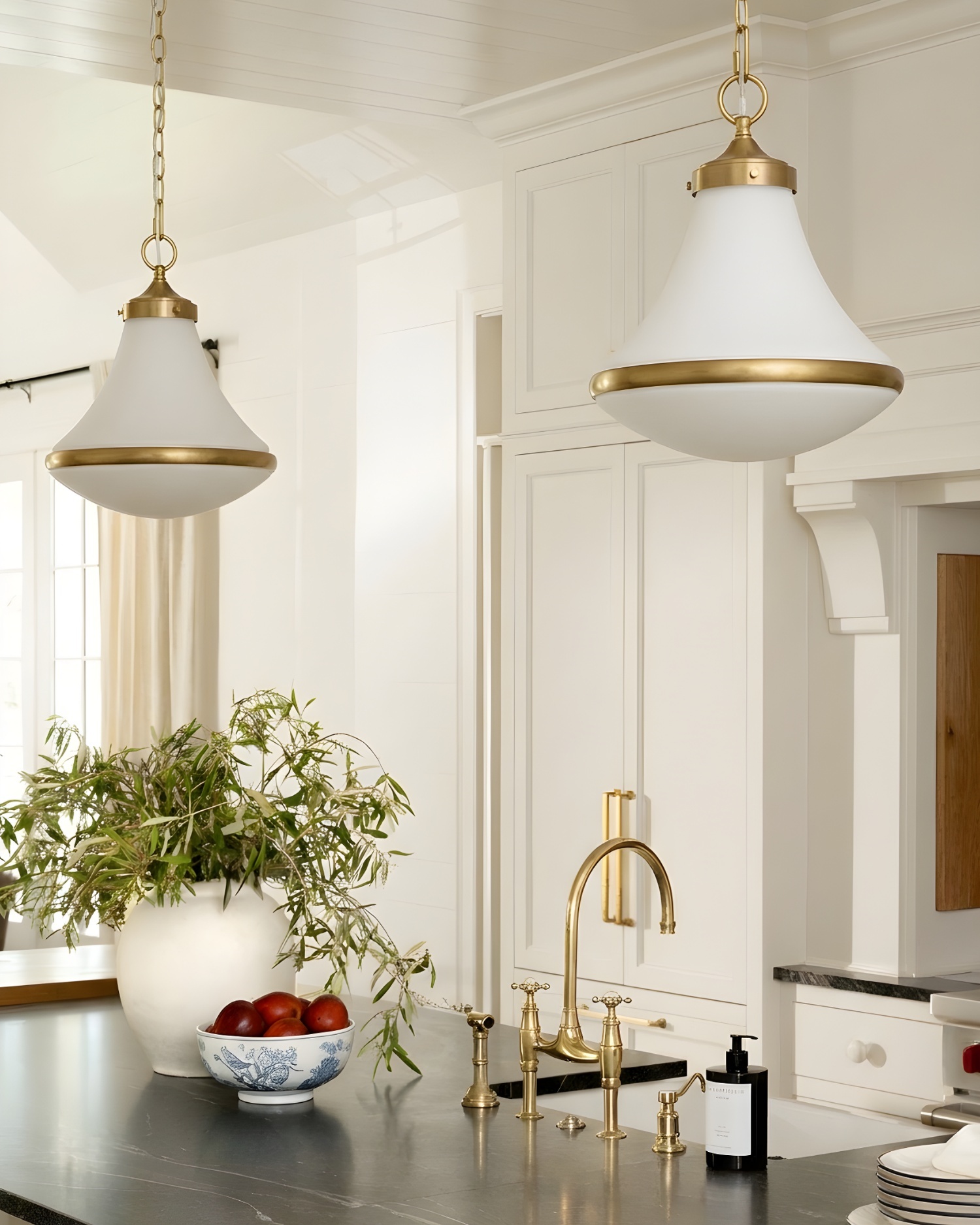 Золотистый подвесной светильник Ларна Louvre Home P7846PB