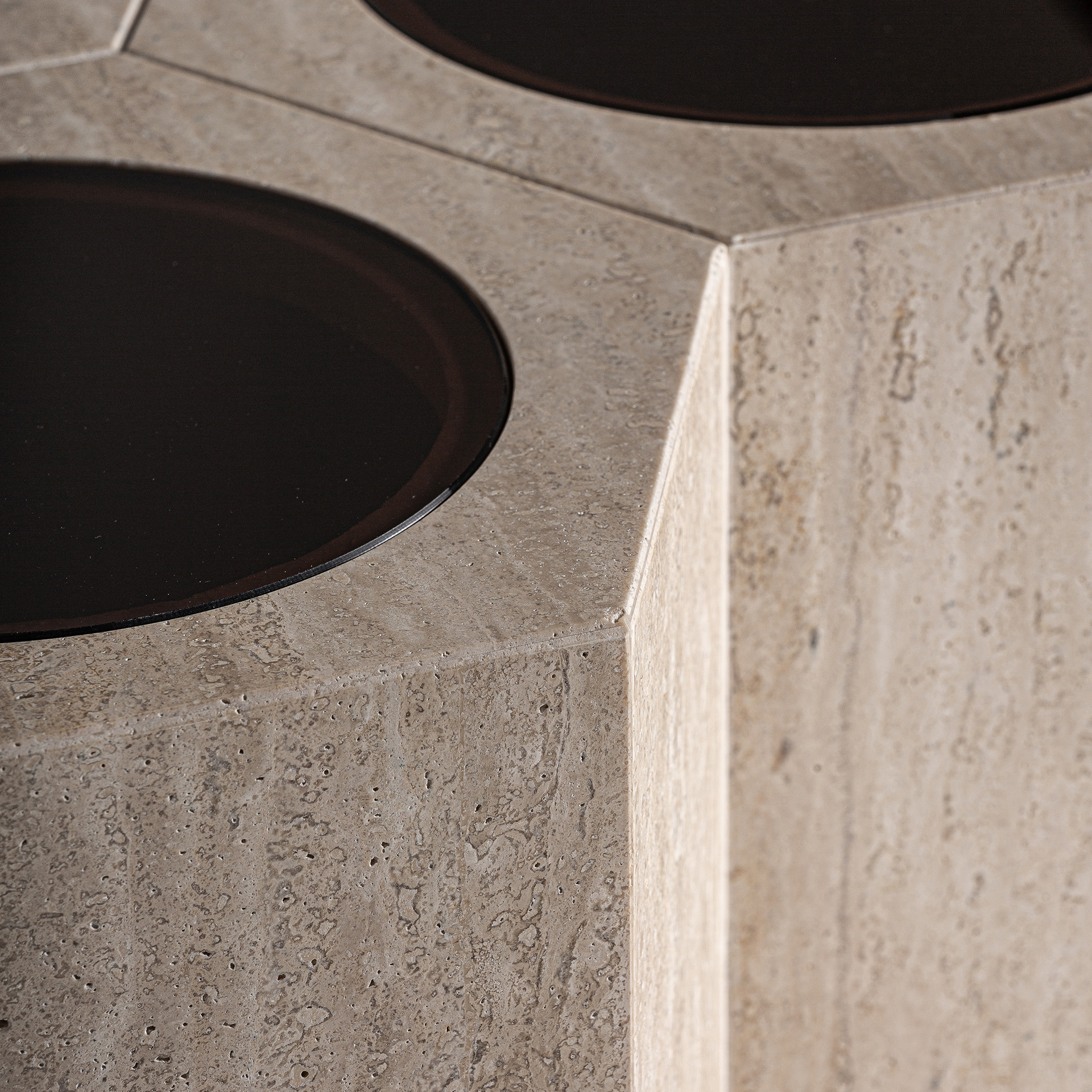 Журнальный столик Thiennes 36123 из травертина Vical