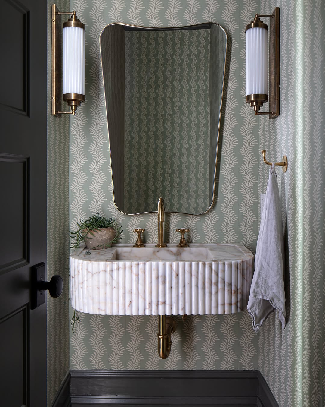 Золотое зеркало в раме Кейн Louvre Home DWM130824PND