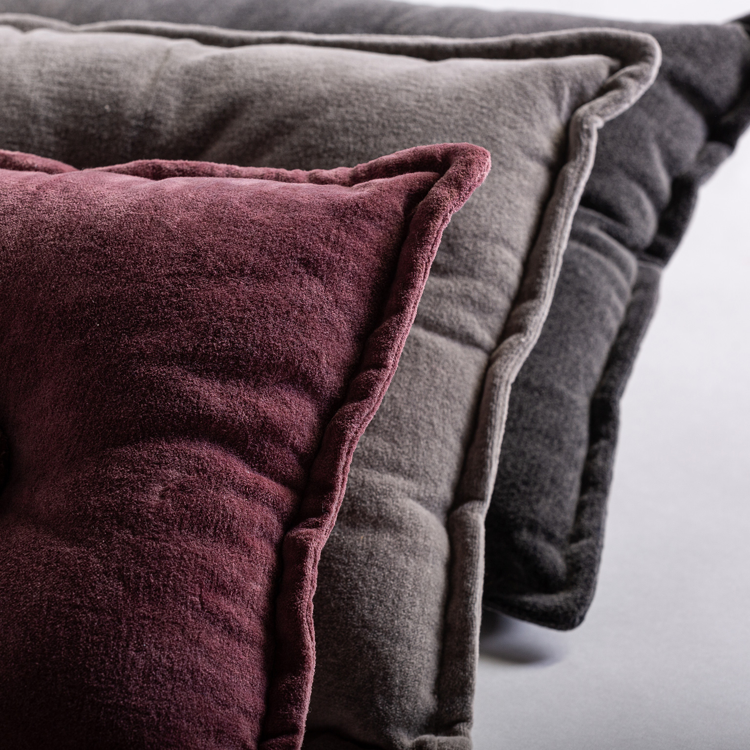 Подушка Blessme светло-серого цвета Vical