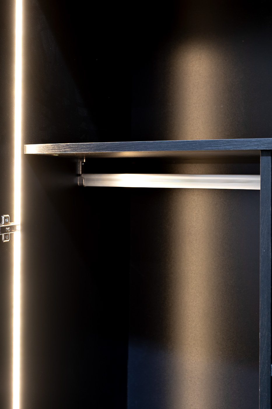 Шкаф двухдверный с полками черный Garda Decor 140SA-122BL