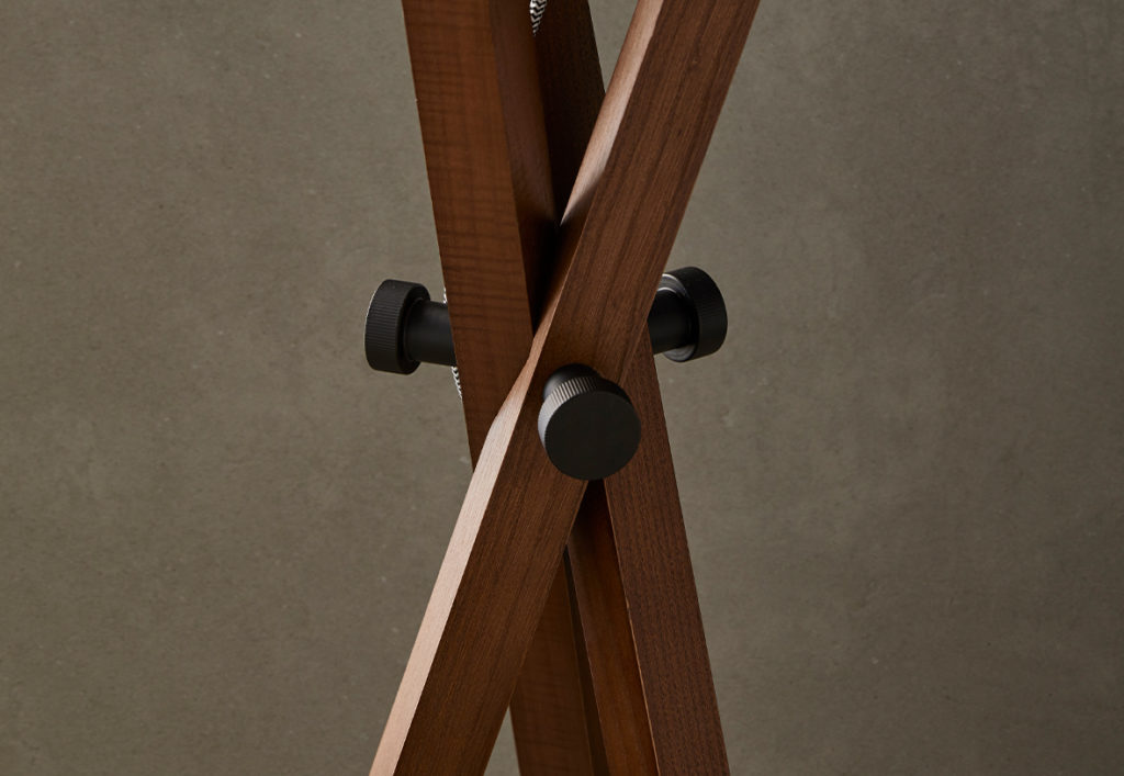 Торшер Cot с черным абажуром Aromas del Campo