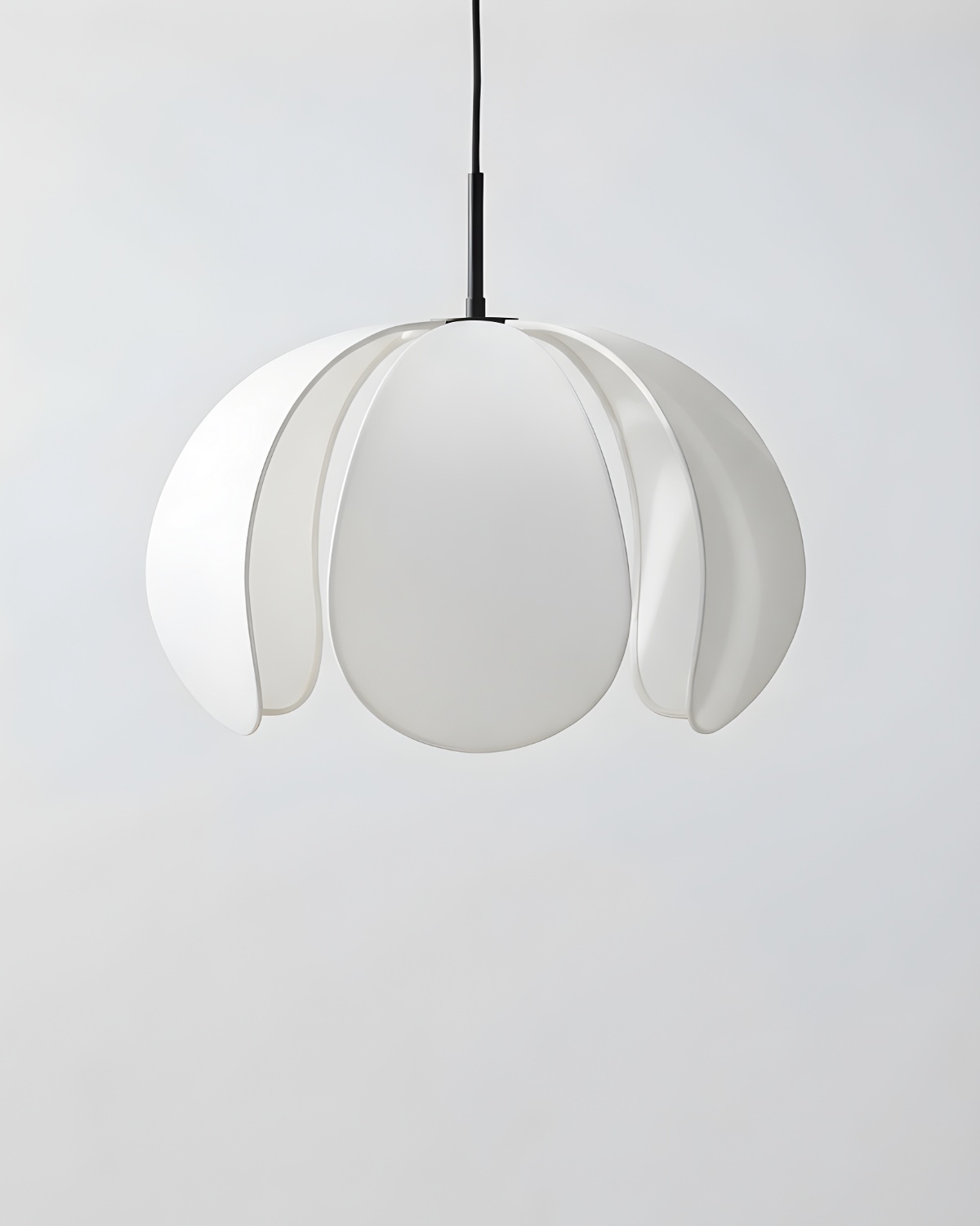 Чёрный подвесной светильник Флэк с белым абажуром Louvre Home LPN090825SWL