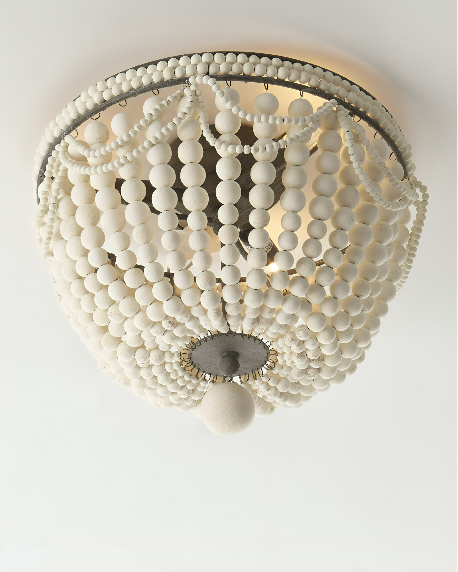 Потолочный светильник с белыми бусами Малибу Louvre Home LHLFM141023SWL