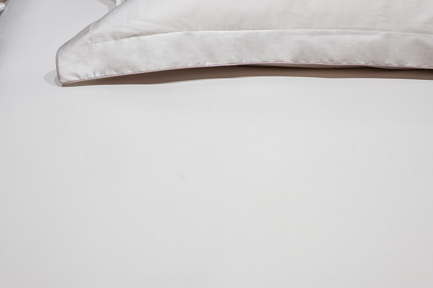 Простыня сатиновая на резинке 180х200х30см бежевая Garda Decor 107TD-DP214G -PROS RES BEG