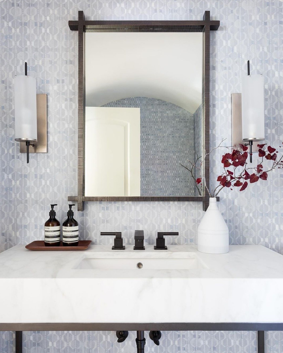 Серебристый настенный светильник Нэш Louvre Home LHLSC070224XNP