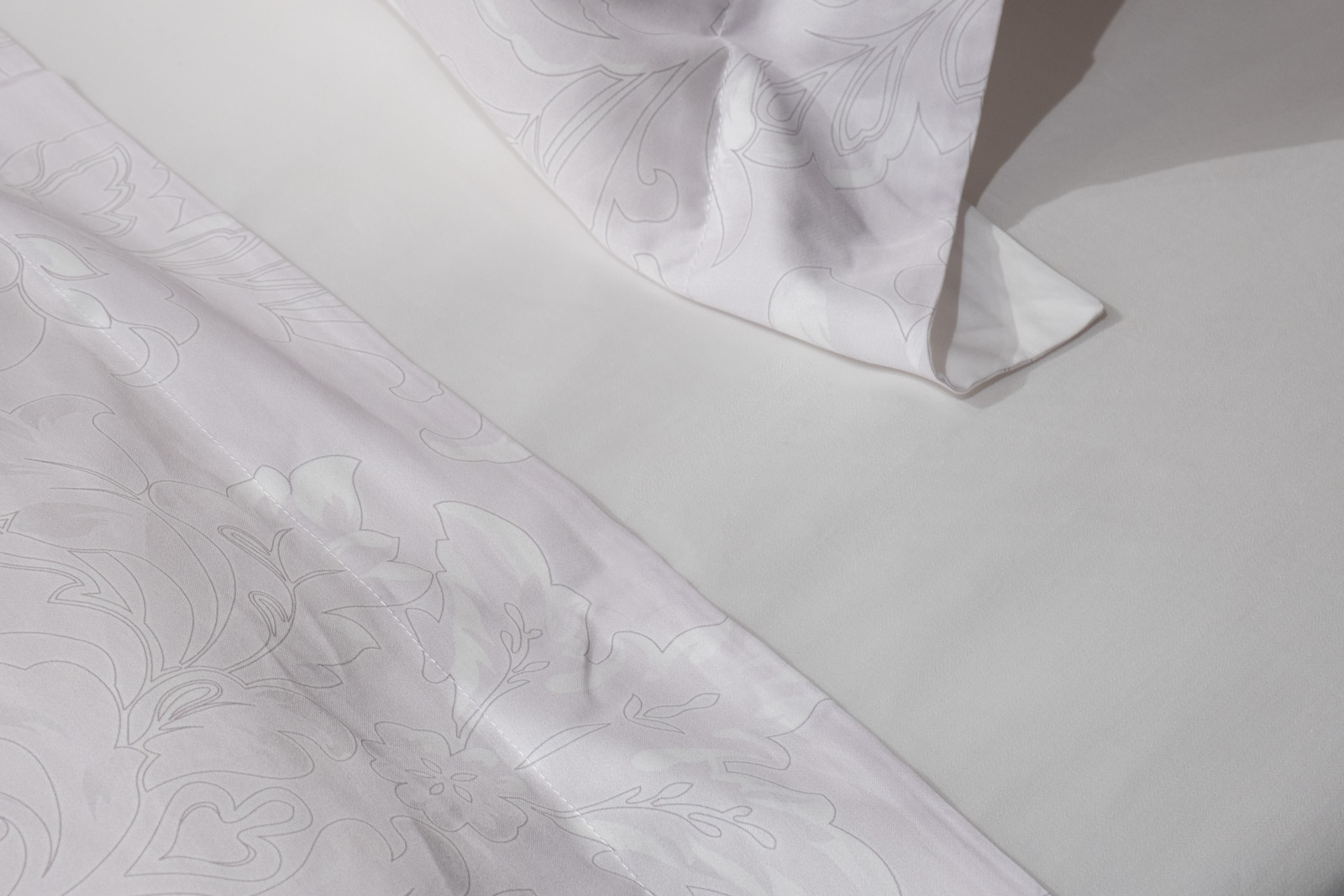 Простыня сатиновая 270х280см белая Garda Decor 144HF-40505