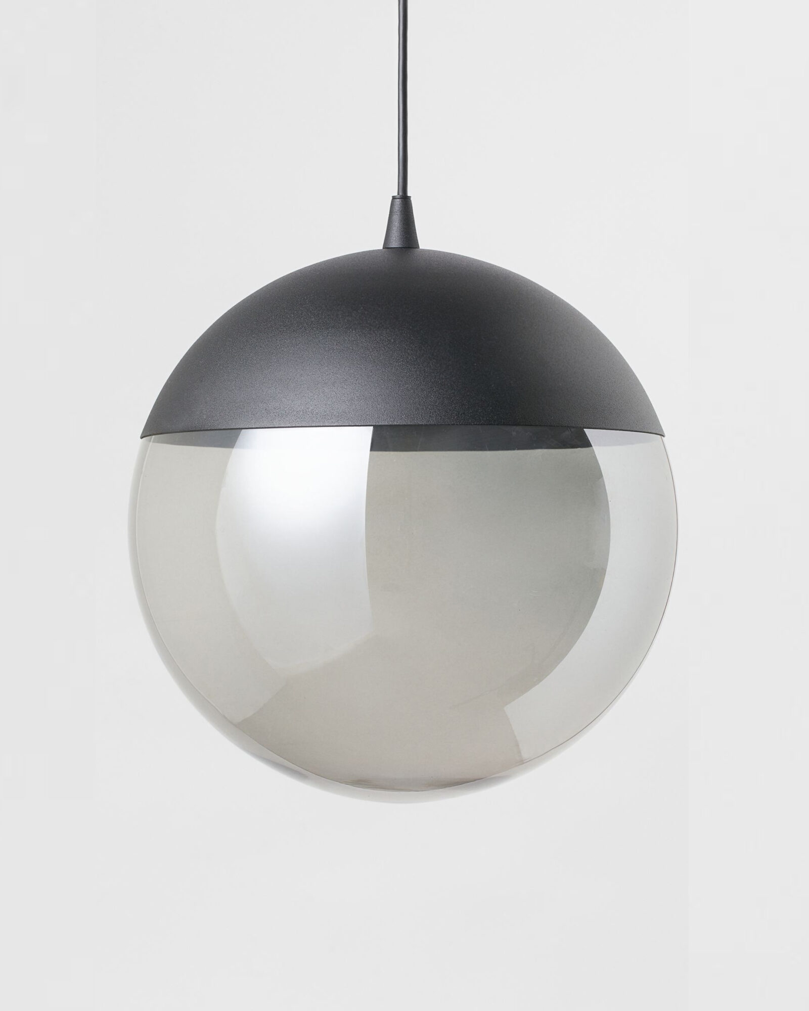 Большой чёрный светильник Уорд с дымчатым плафоном Louvre Home LHLPN050224XNP