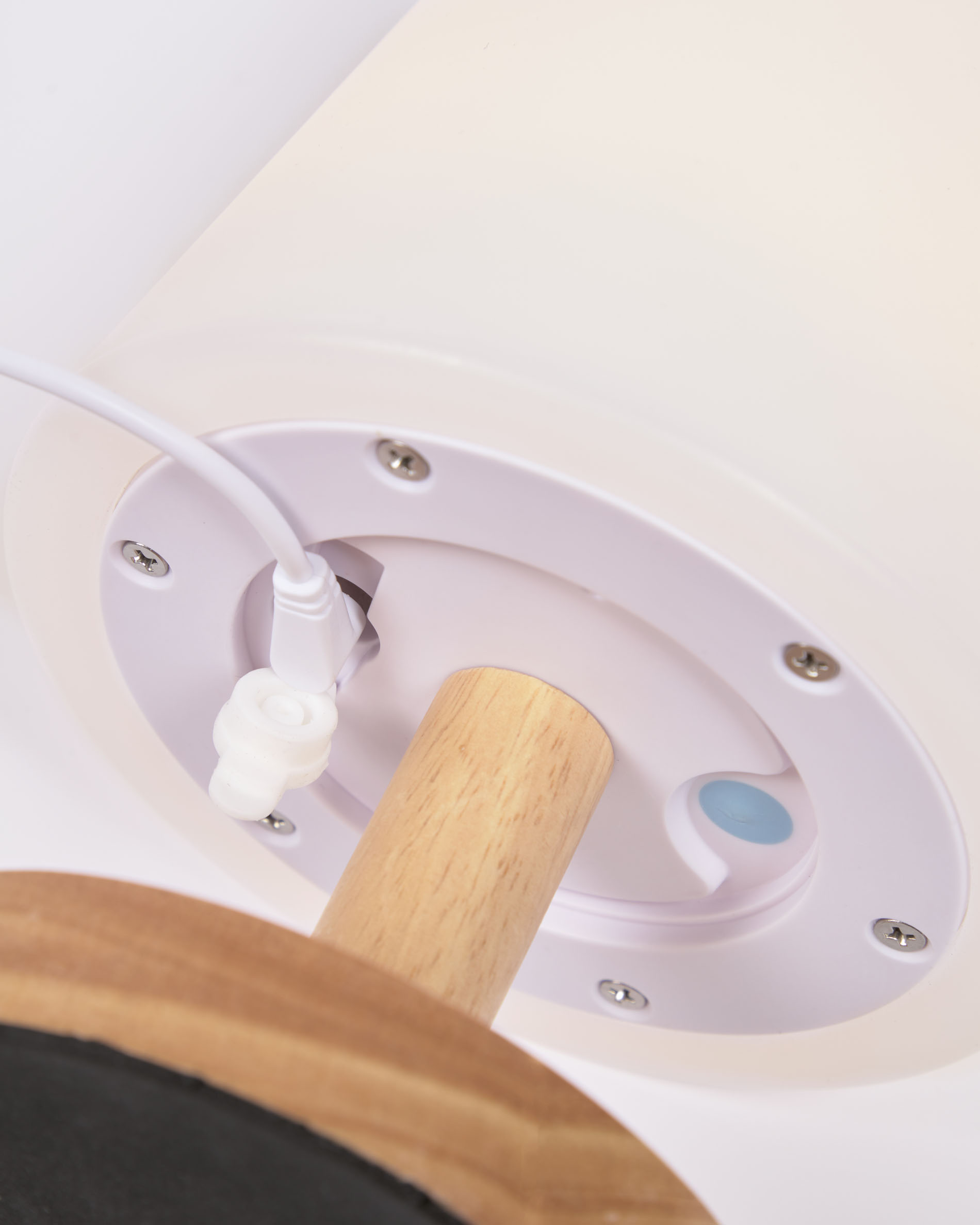 Настольная переносная лампа Ambar из полиэтилена и дерева La Forma 115649