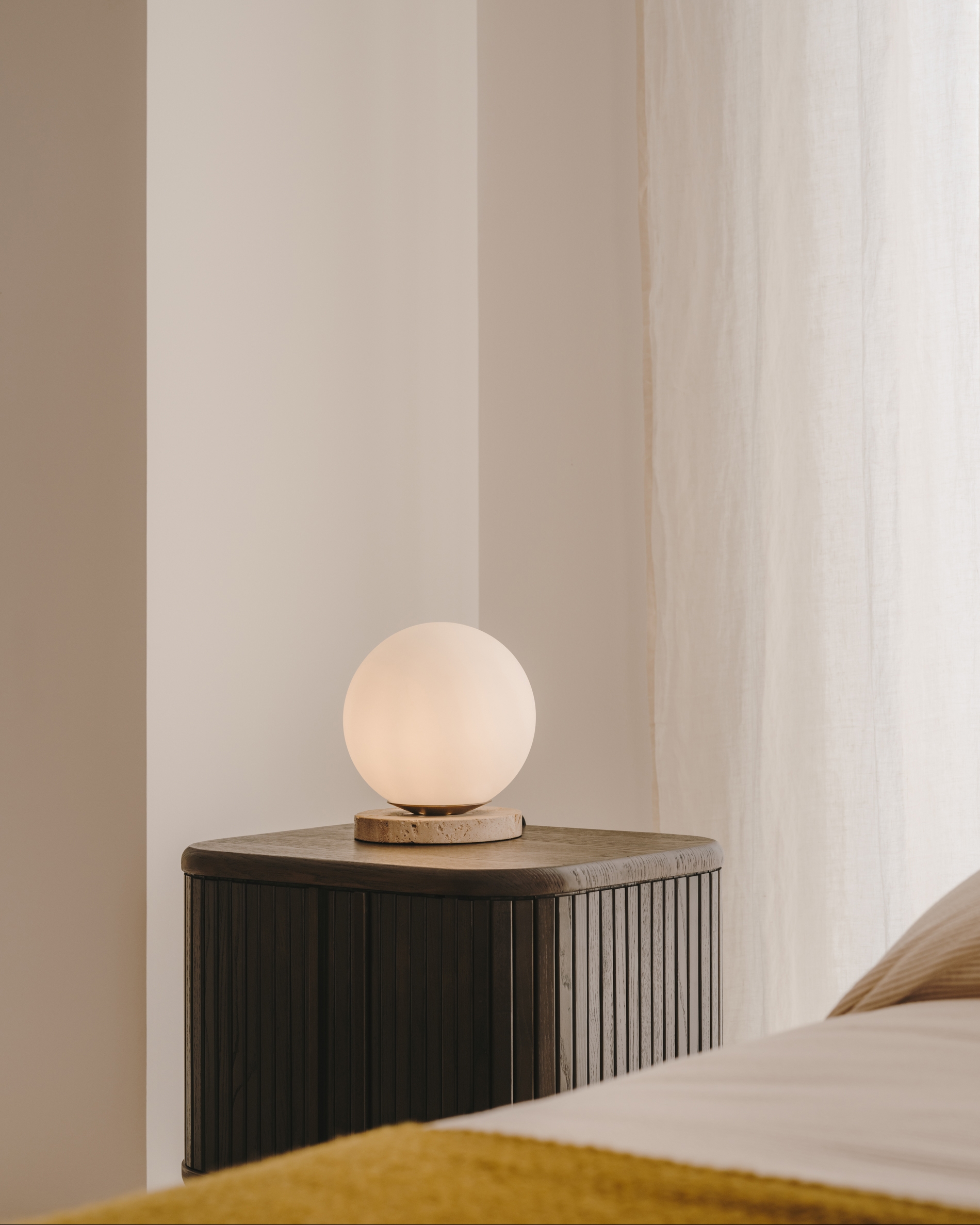 Malachi Настольная лампа из матового стекла и травертина La Forma (ex Julia Grup)