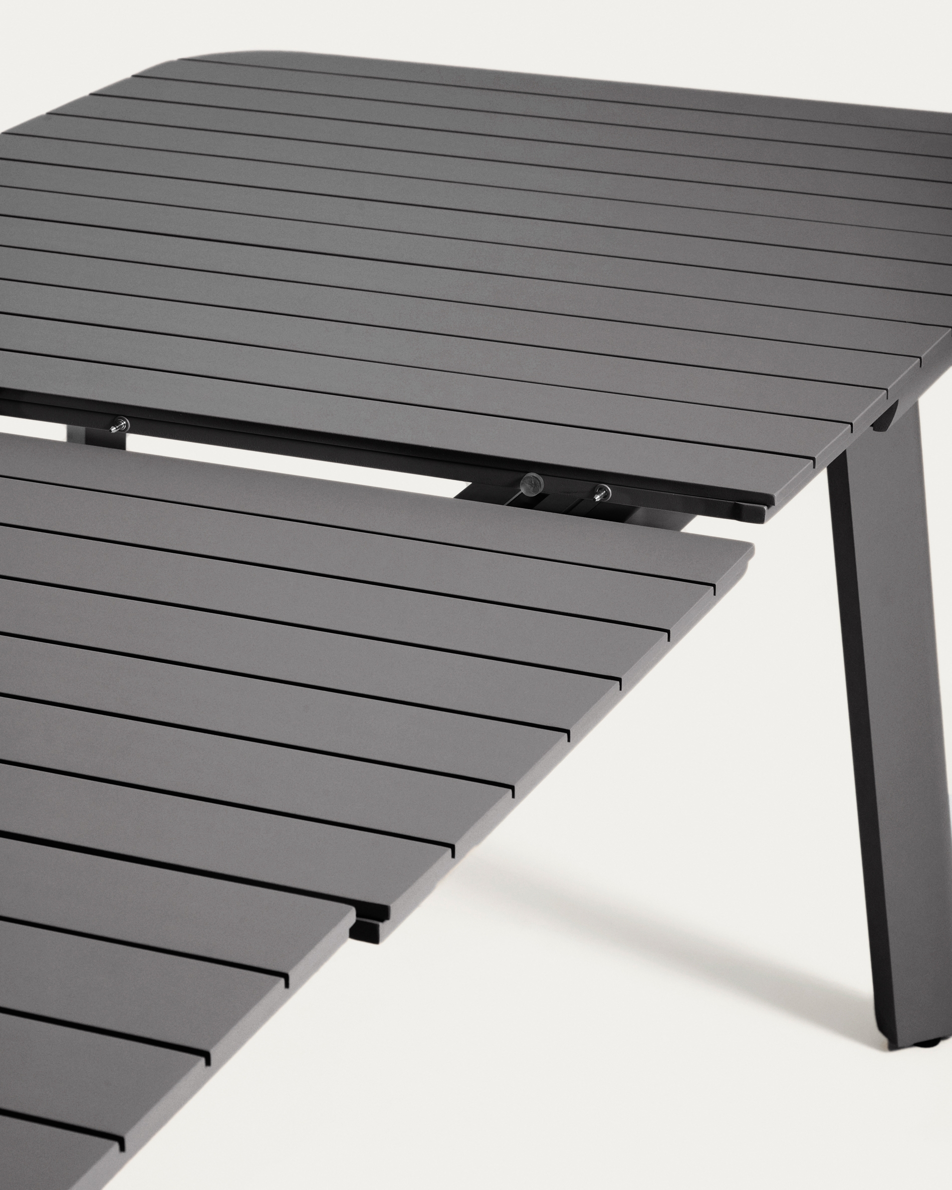 Раздвижной уличный стол Izola из алюминия с графитовой отделкой 220 (280) x 100 см La Forma 482558