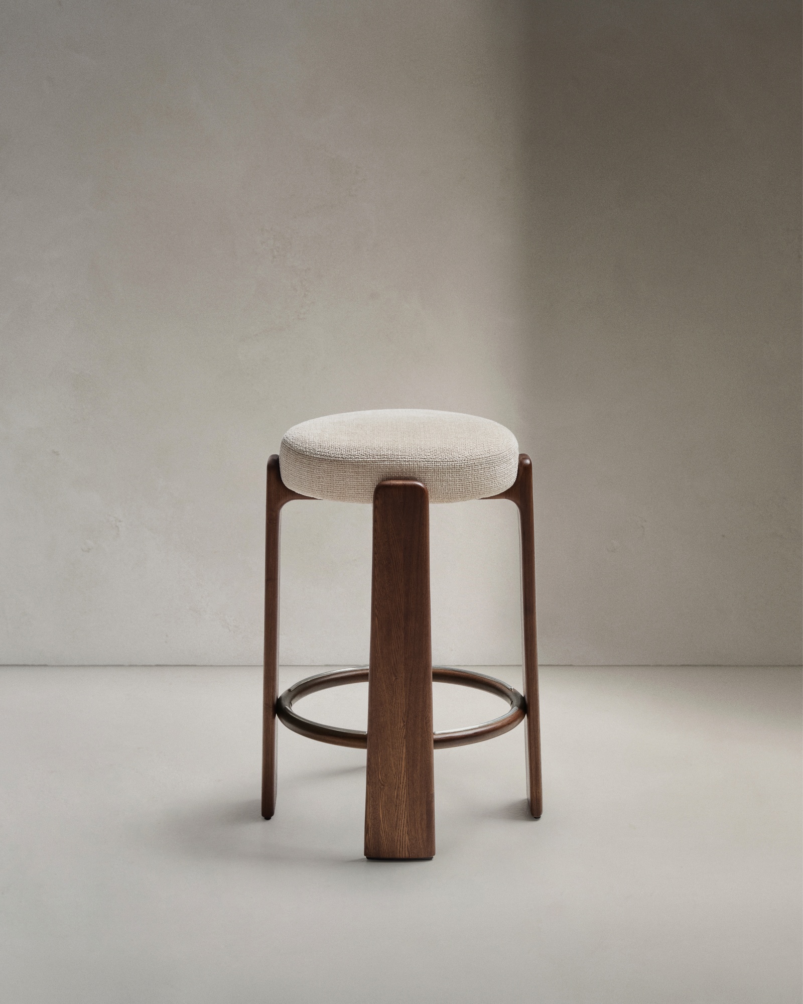 Granite Барный табурет из бежевого шенилла и массива ясеня в отделке орех 75 см La Forma (ex Julia Grup)