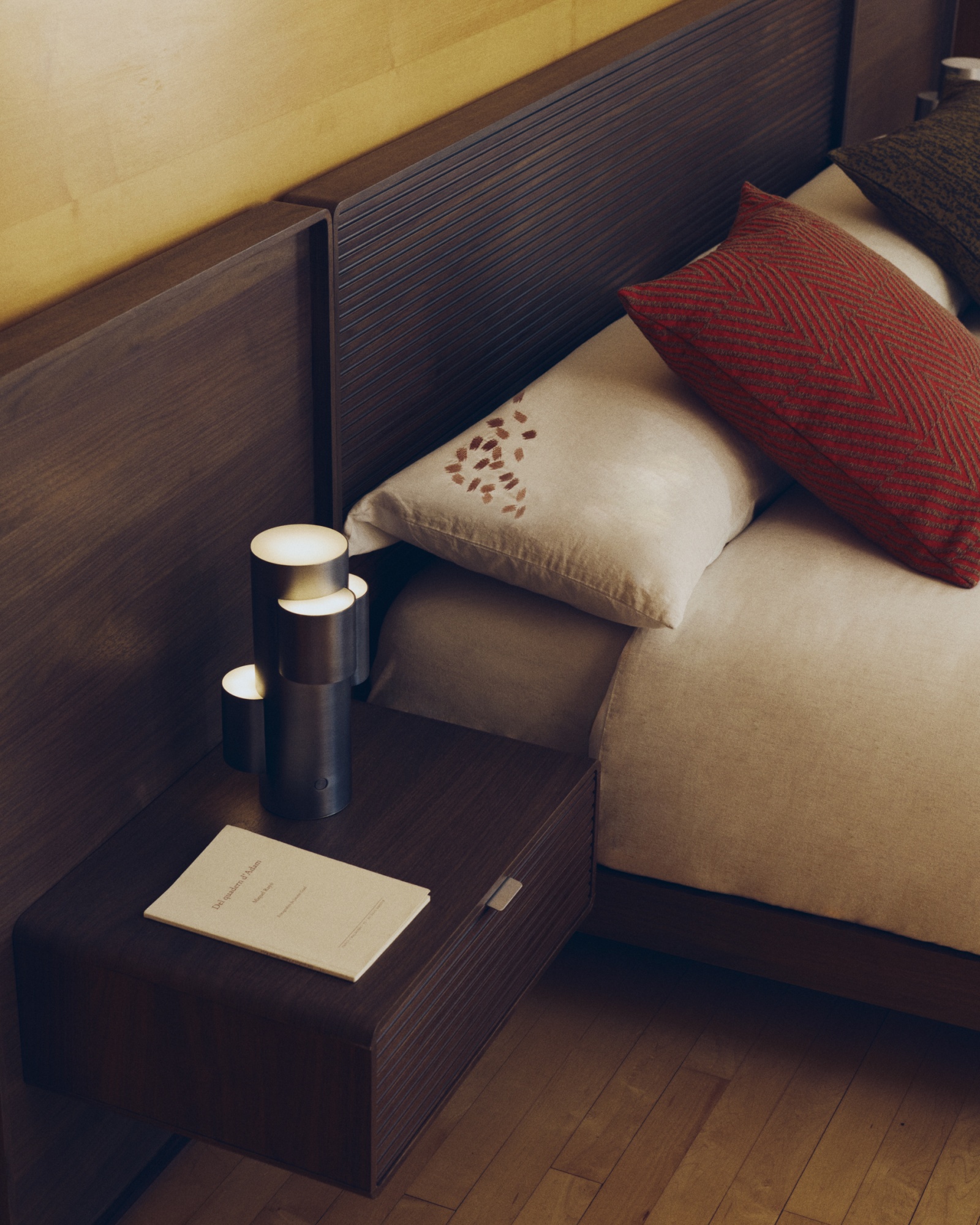 Кровать Norlen с 2 прикроватными тумбочками из орехового шпона с темной отделкой LED 160 x 200 см La Forma (ex Julia Grup)