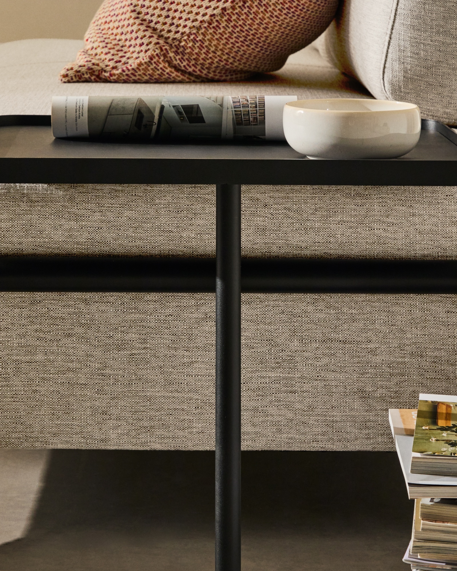 2-местный диван Compo серо-бежевого цвета с большим журнальным столиком и чёрным каркасом La Forma (ex Julia Grup)