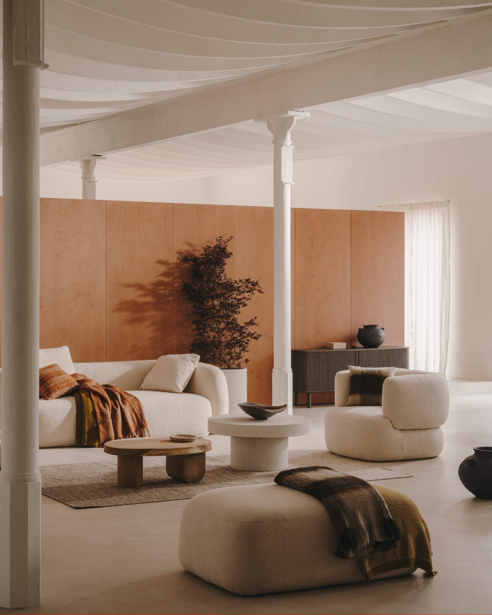 Пуф Martina из шенилла цвета экрю 123 x 85 см La Forma (ex Julia Grup)